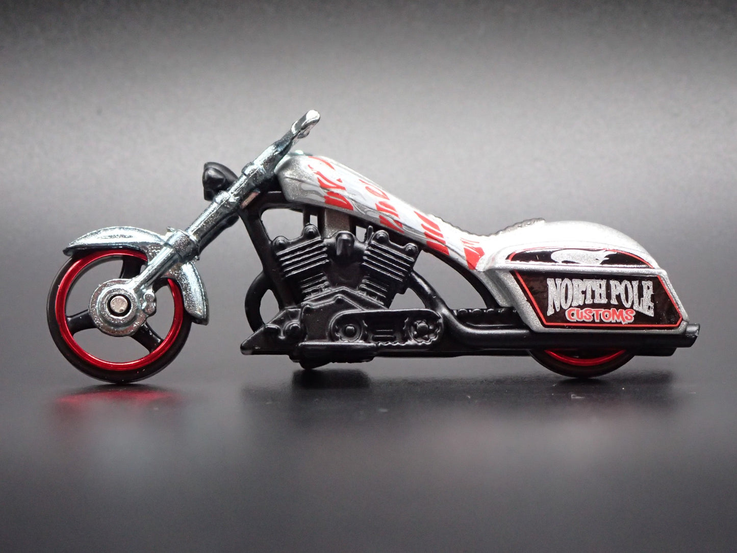 BAD BAGGER MOTORCYCLE SILVER HOT WHEELS 1:64 HW SCALE DIORAMA DIECAST MODEL CAR