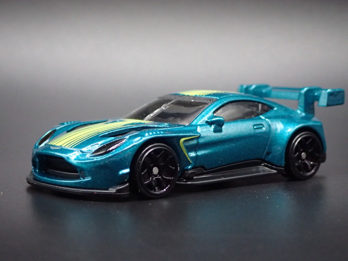 ASTON MARTIN VANTAGE GT3 RACING RACE TEAM 1/64 SCALE DIORAMA DIECAST MODEL CAR