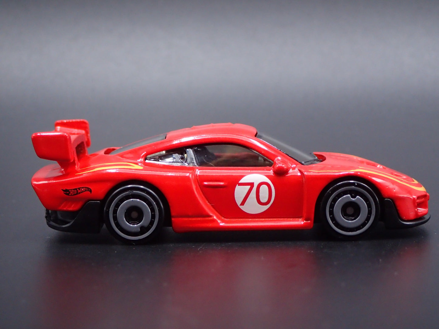 1976-1981 PORSCHE 935 RACING 1:64 SCALE COLLECTIBLE DIORAMA DIECAST MODEL CAR