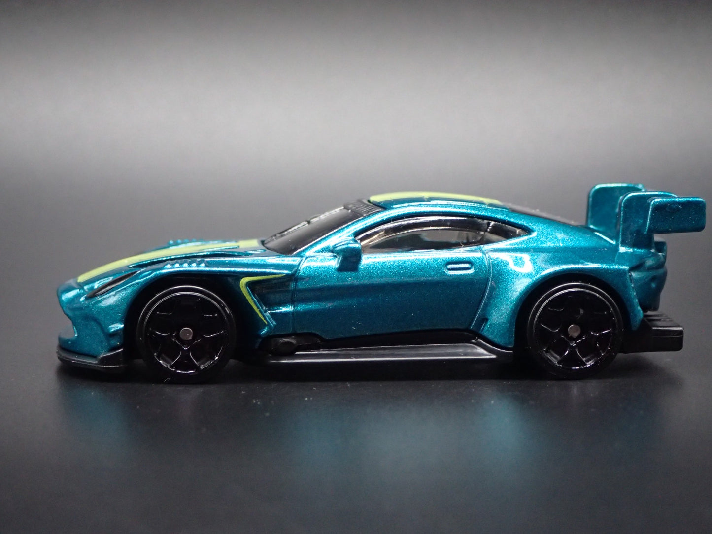 ASTON MARTIN VANTAGE GT3 RACING RACE TEAM 1/64 SCALE DIORAMA DIECAST MODEL CAR