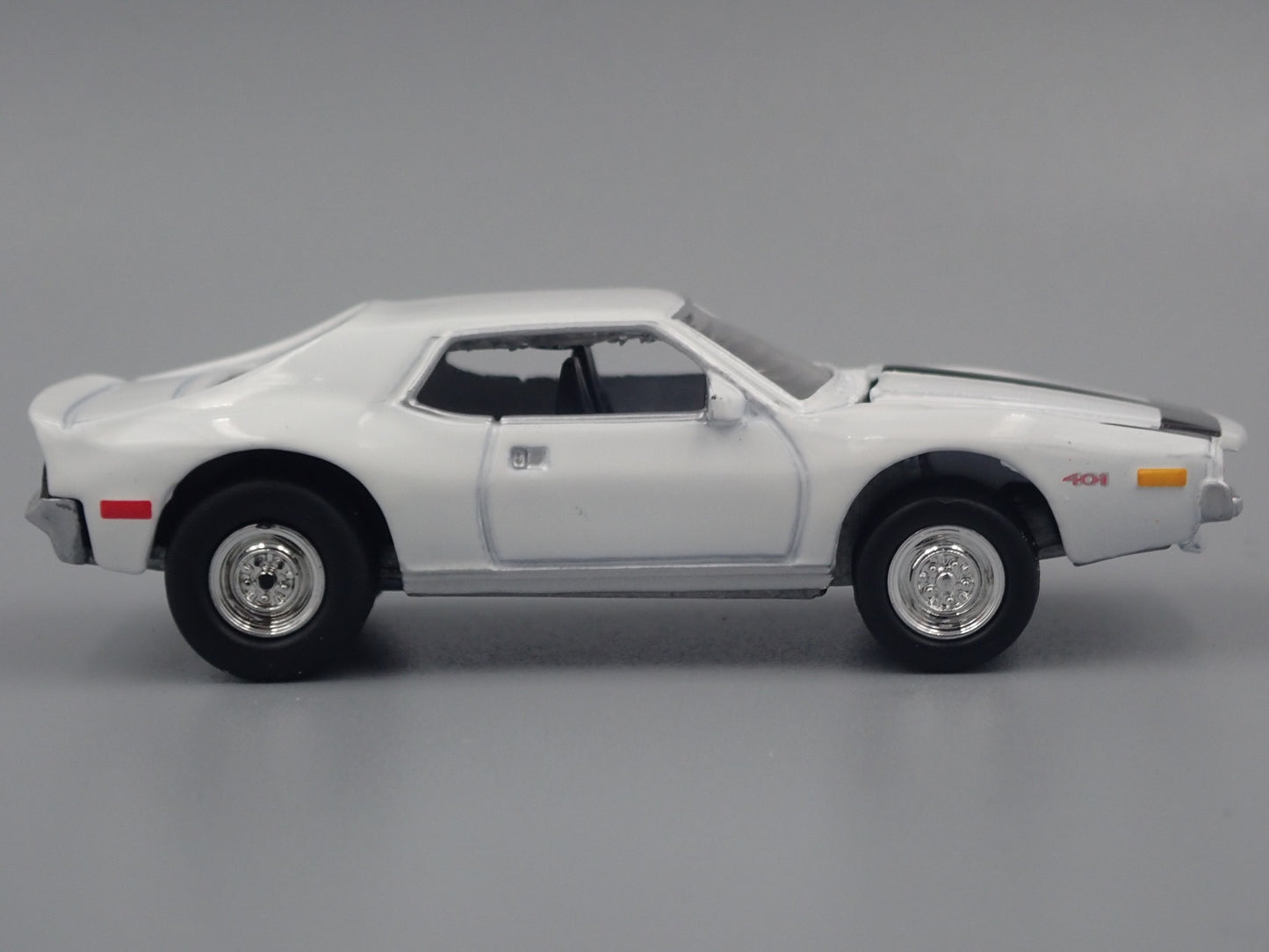 1972 72 AMC JAVELIN WHITE 1:64 SCALE COLLECTIBLE DIORAMA DIECAST MODEL CAR
