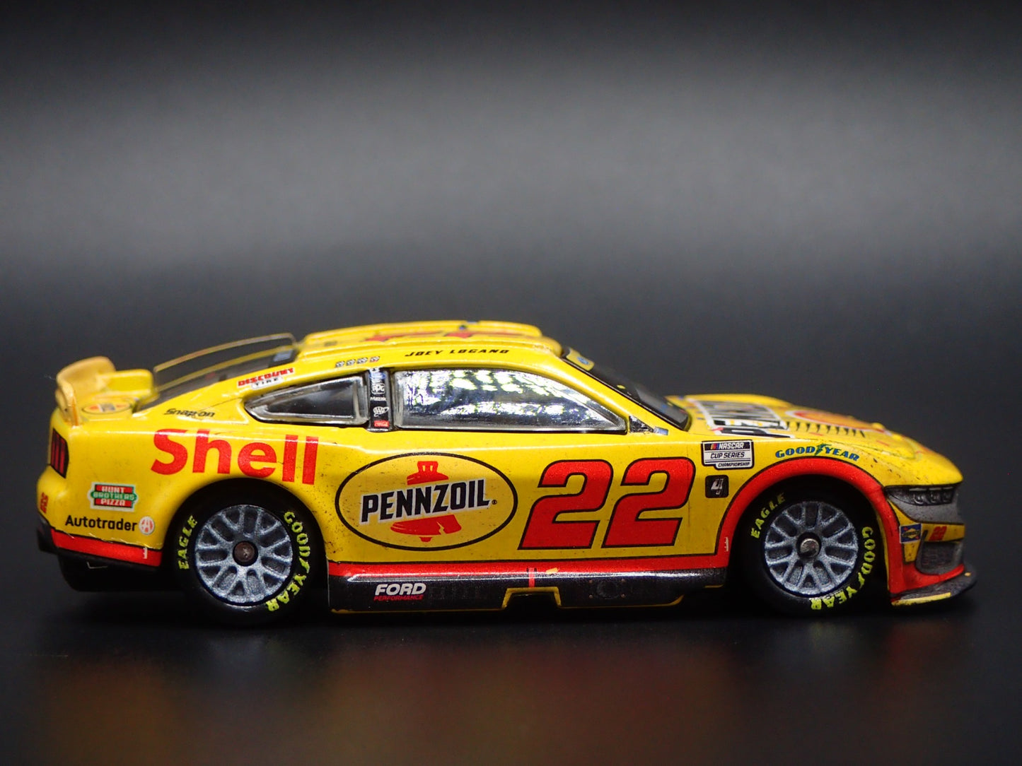 2024 24 FORD MUSTANG 22 JOEY LOGANO PENNZOIL NASCAR 1:64 SCALE DIECAST MODEL CAR