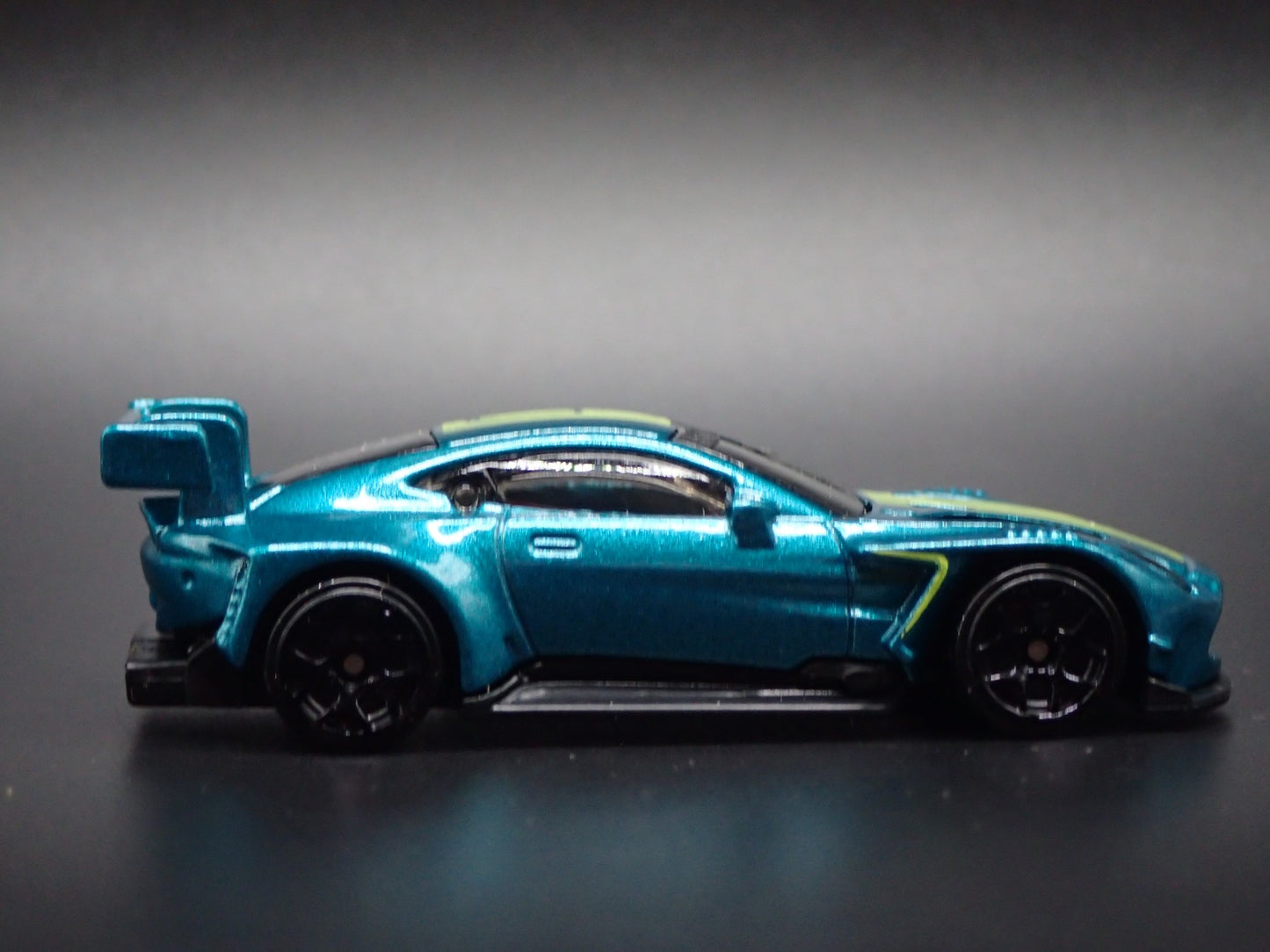 ASTON MARTIN VANTAGE GT3 RACING RACE TEAM 1/64 SCALE DIORAMA DIECAST MODEL CAR