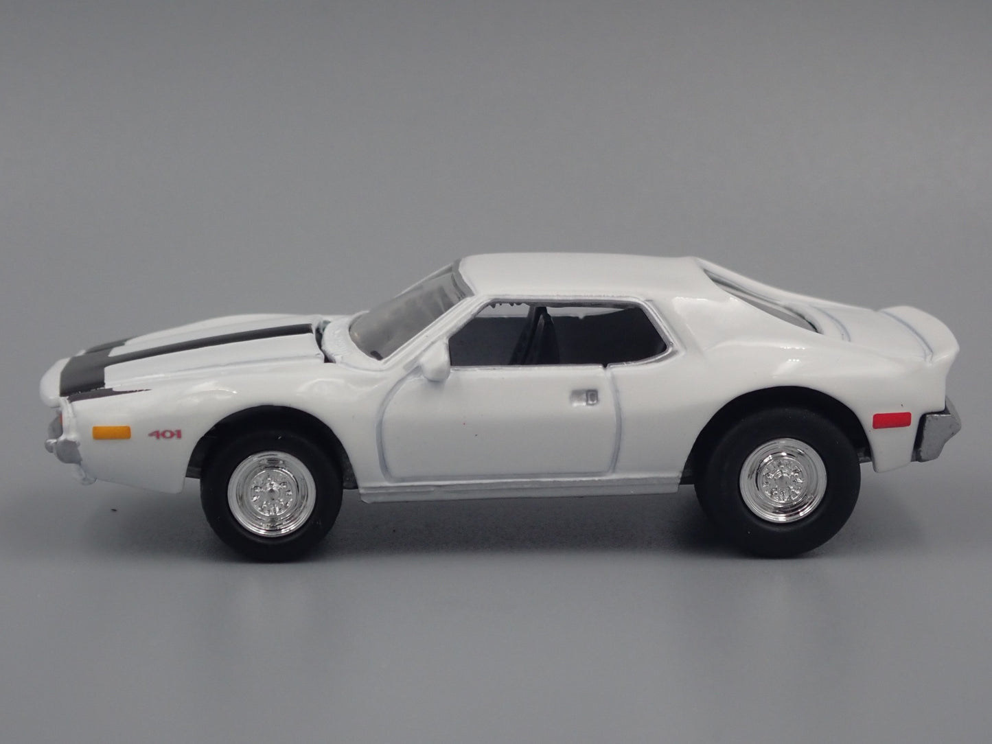 1972 72 AMC JAVELIN WHITE 1:64 SCALE COLLECTIBLE DIORAMA DIECAST MODEL CAR