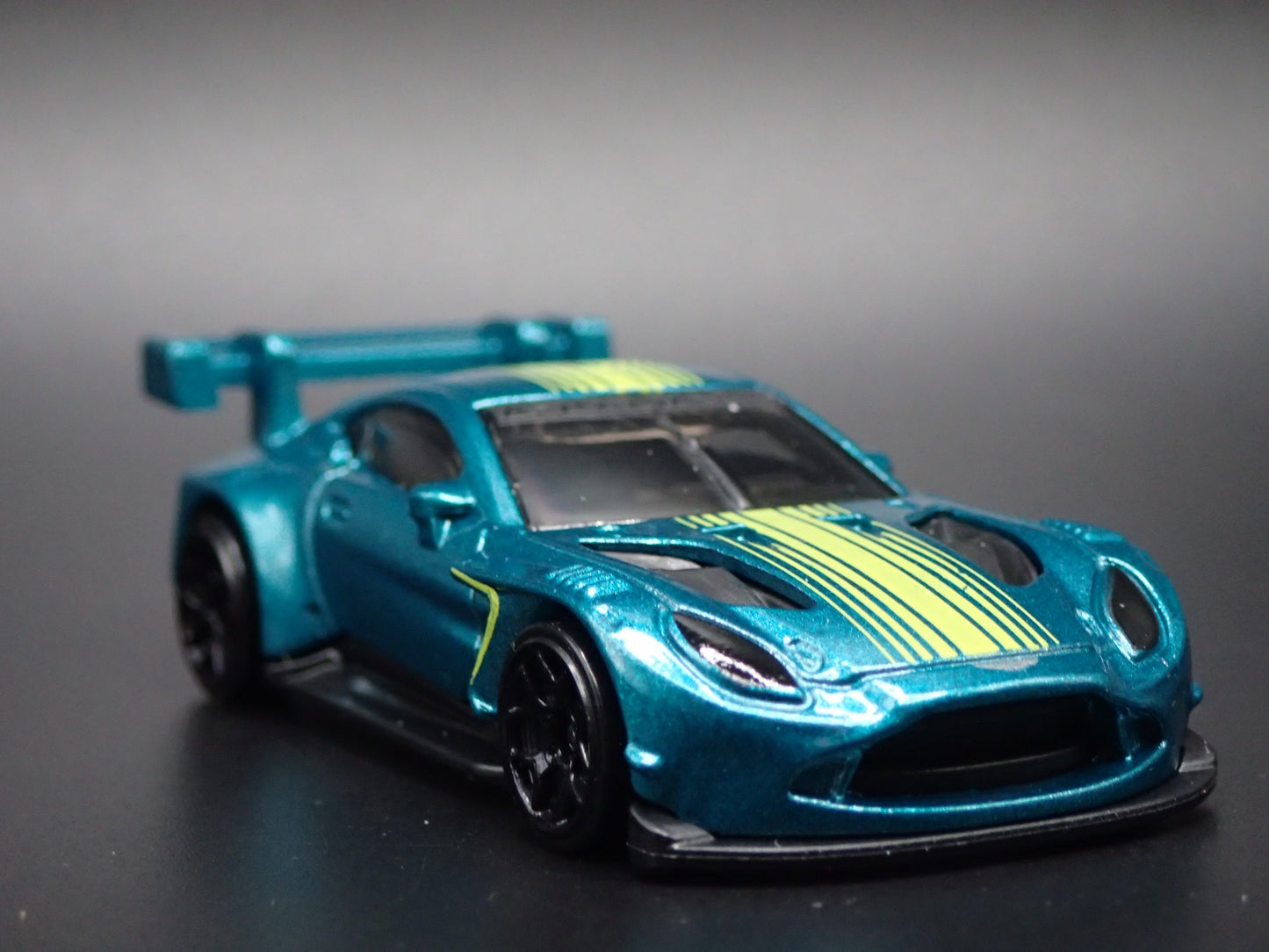 ASTON MARTIN VANTAGE GT3 RACING RACE TEAM 1/64 SCALE DIORAMA DIECAST MODEL CAR