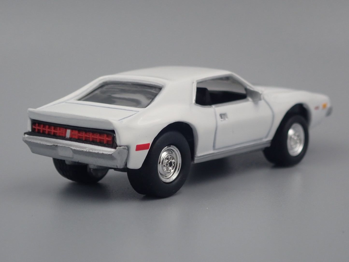 1972 72 AMC JAVELIN WHITE 1:64 SCALE COLLECTIBLE DIORAMA DIECAST MODEL CAR