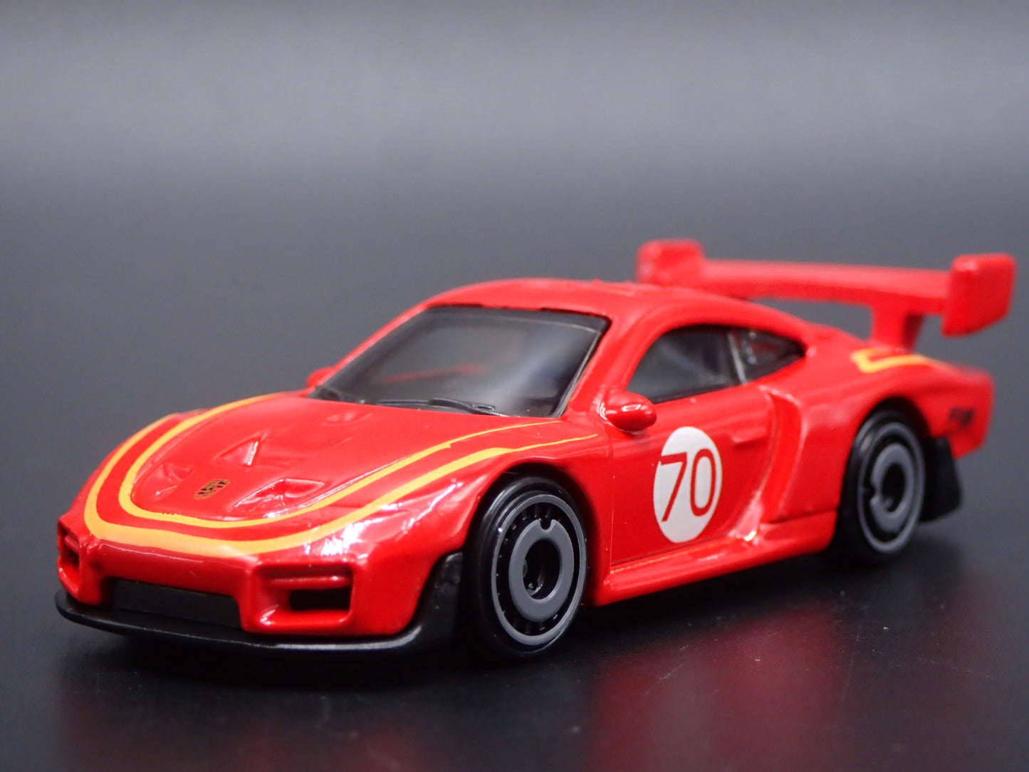 1976-1981 PORSCHE 935 RACING 1:64 SCALE COLLECTIBLE DIORAMA DIECAST MODEL CAR