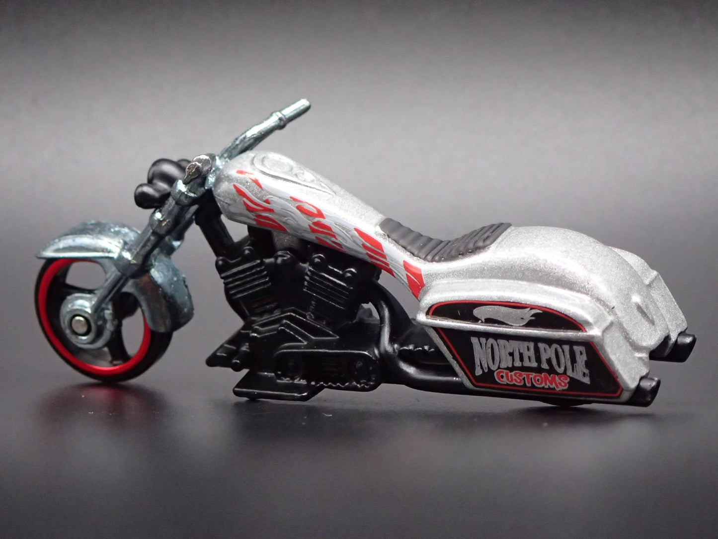 BAD BAGGER MOTORCYCLE SILVER HOT WHEELS 1:64 HW SCALE DIORAMA DIECAST MODEL CAR