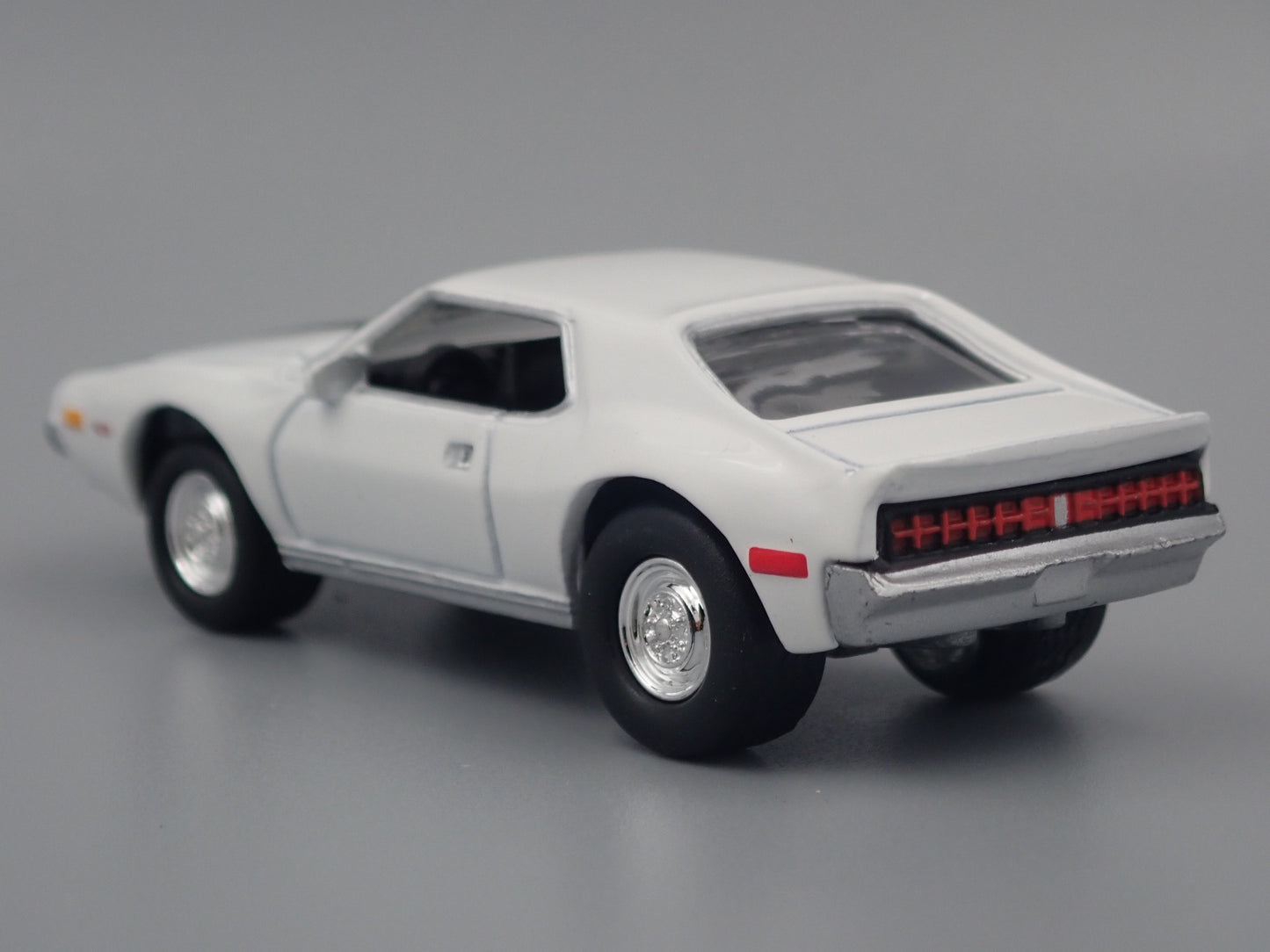1972 72 AMC JAVELIN WHITE 1:64 SCALE COLLECTIBLE DIORAMA DIECAST MODEL CAR