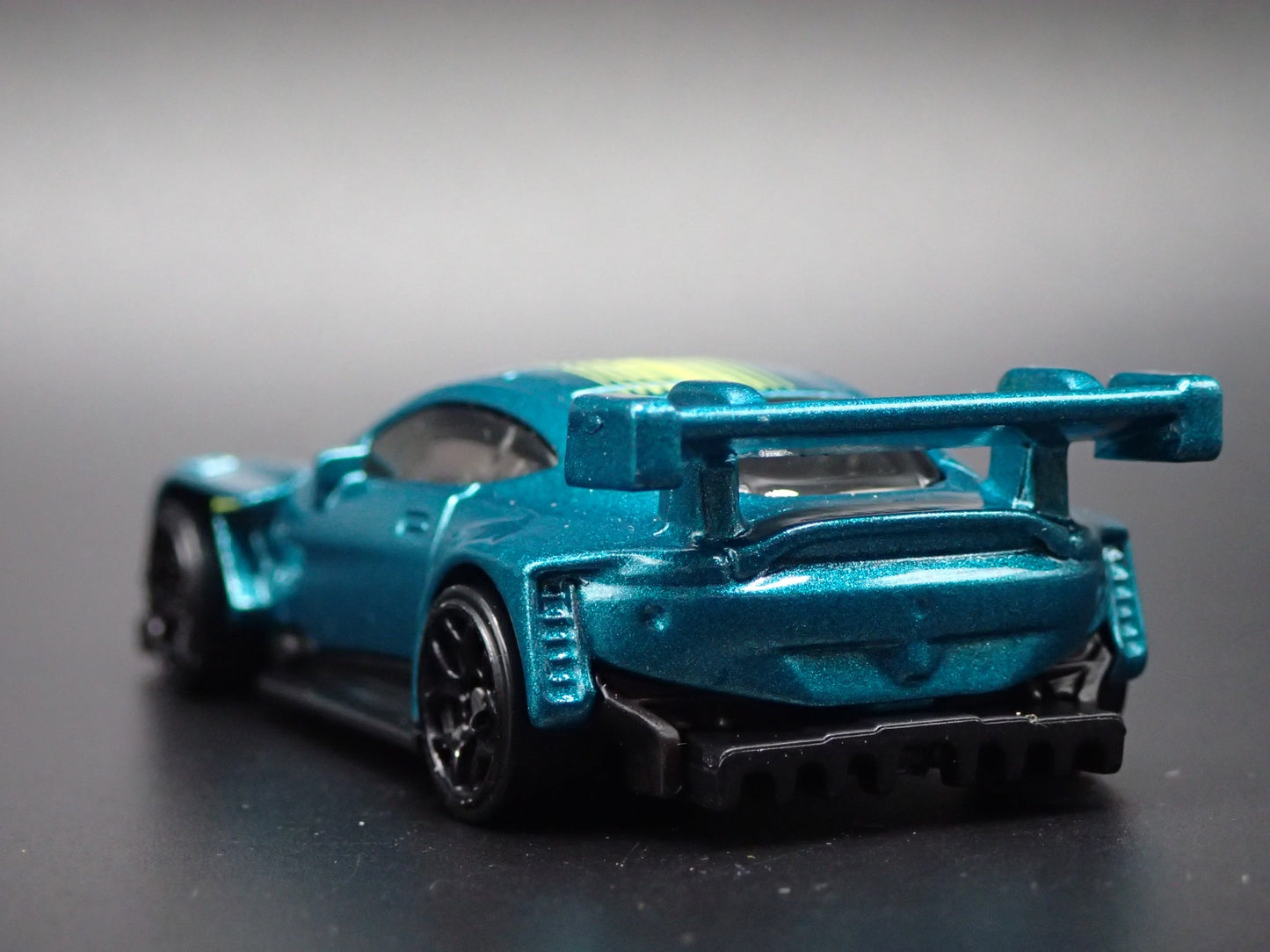 ASTON MARTIN VANTAGE GT3 RACING RACE TEAM 1/64 SCALE DIORAMA DIECAST MODEL CAR