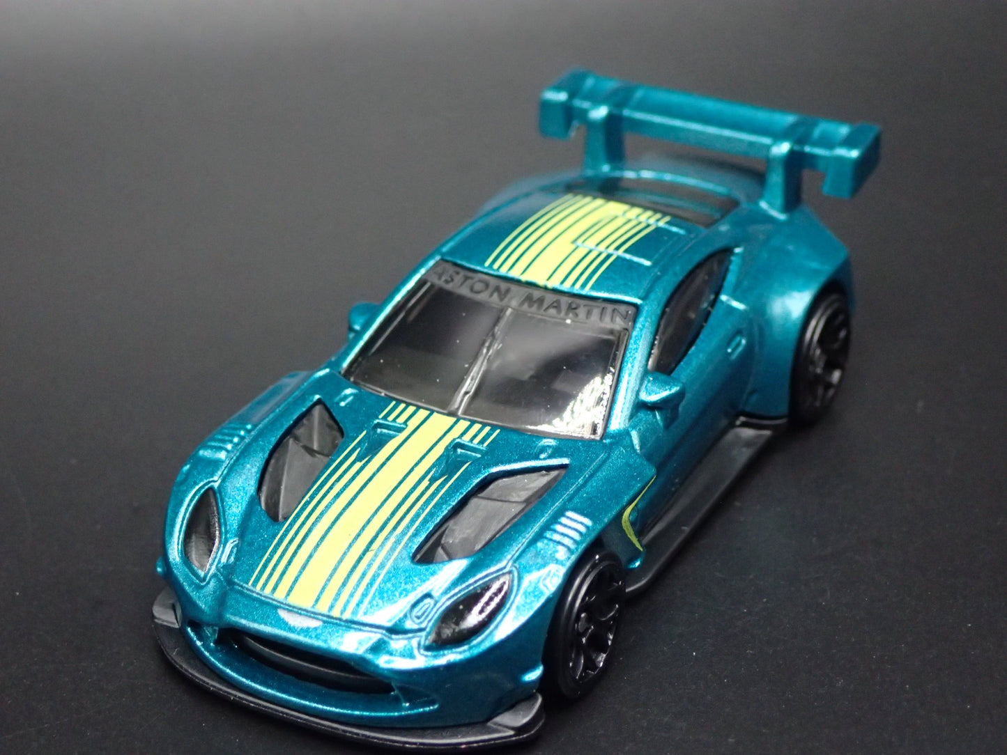 ASTON MARTIN VANTAGE GT3 RACING RACE TEAM 1/64 SCALE DIORAMA DIECAST MODEL CAR
