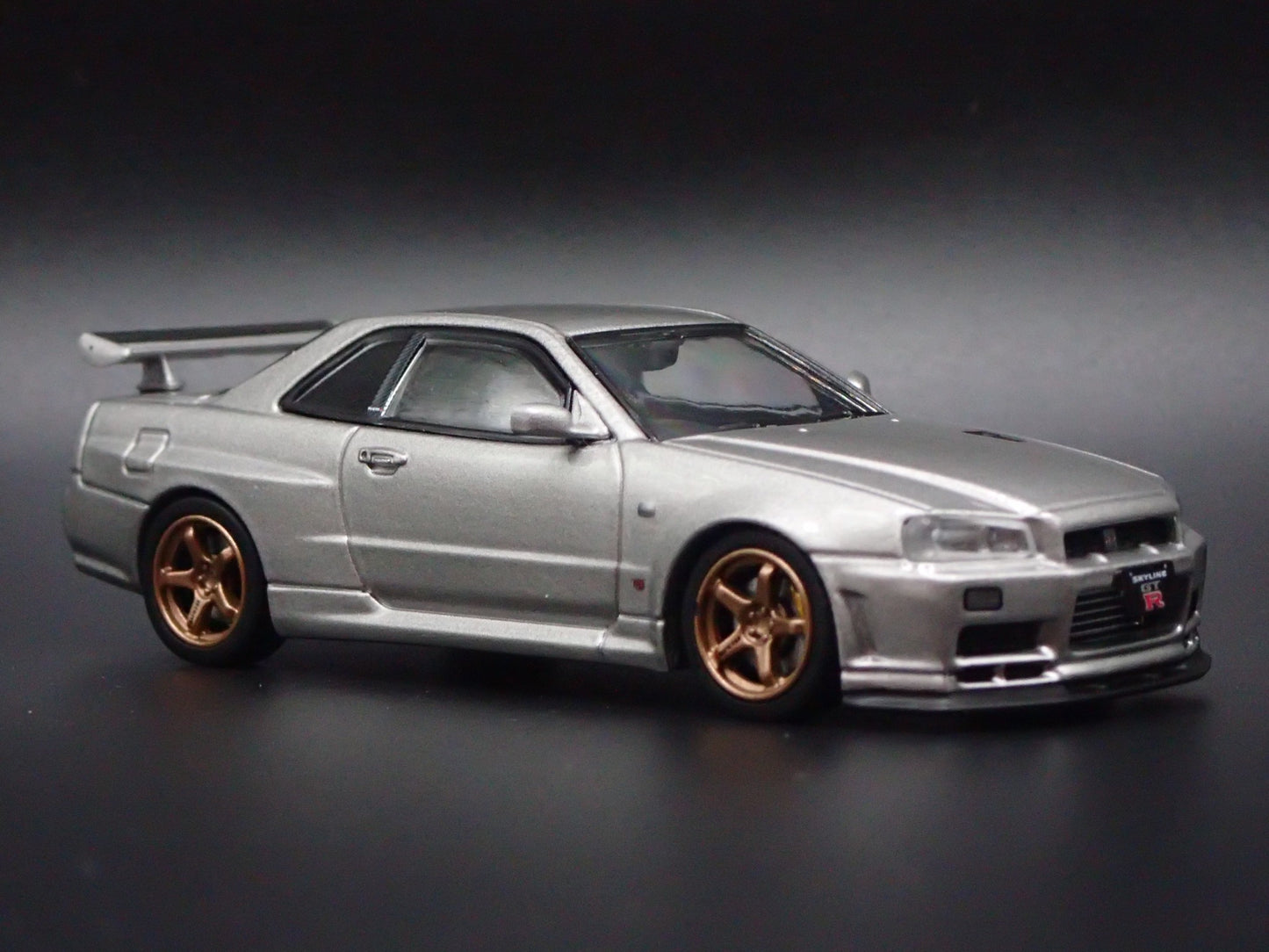 1999-2002 NISSAN SKYLINE GTR R34 VSPEC II 1:64 SCALE DIORAMA DIECAST MODEL CAR