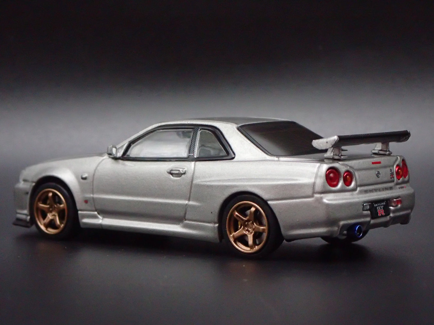 1999-2002 NISSAN SKYLINE GTR R34 VSPEC II 1:64 SCALE DIORAMA DIECAST MODEL CAR