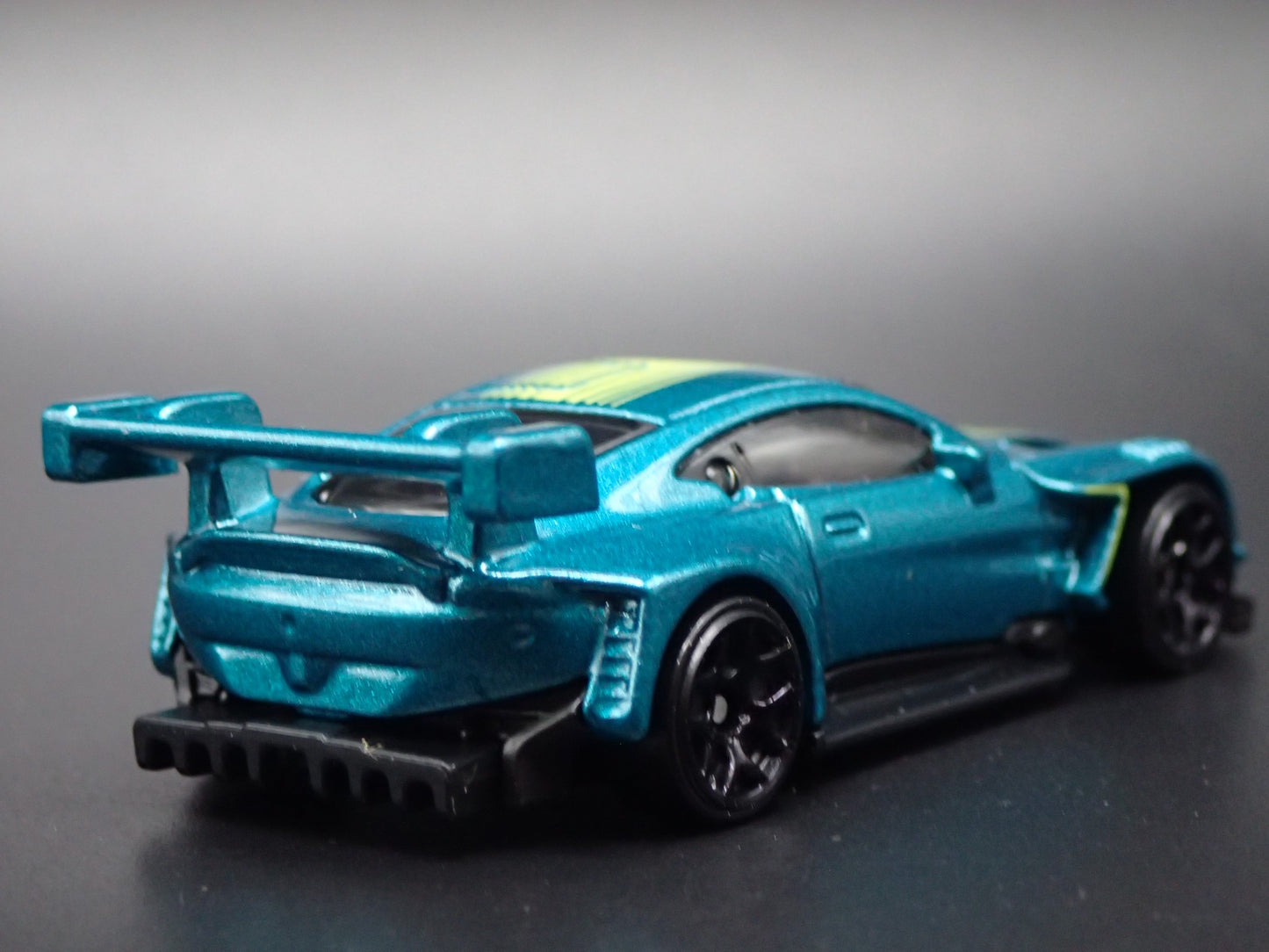 ASTON MARTIN VANTAGE GT3 RACING RACE TEAM 1/64 SCALE DIORAMA DIECAST MODEL CAR
