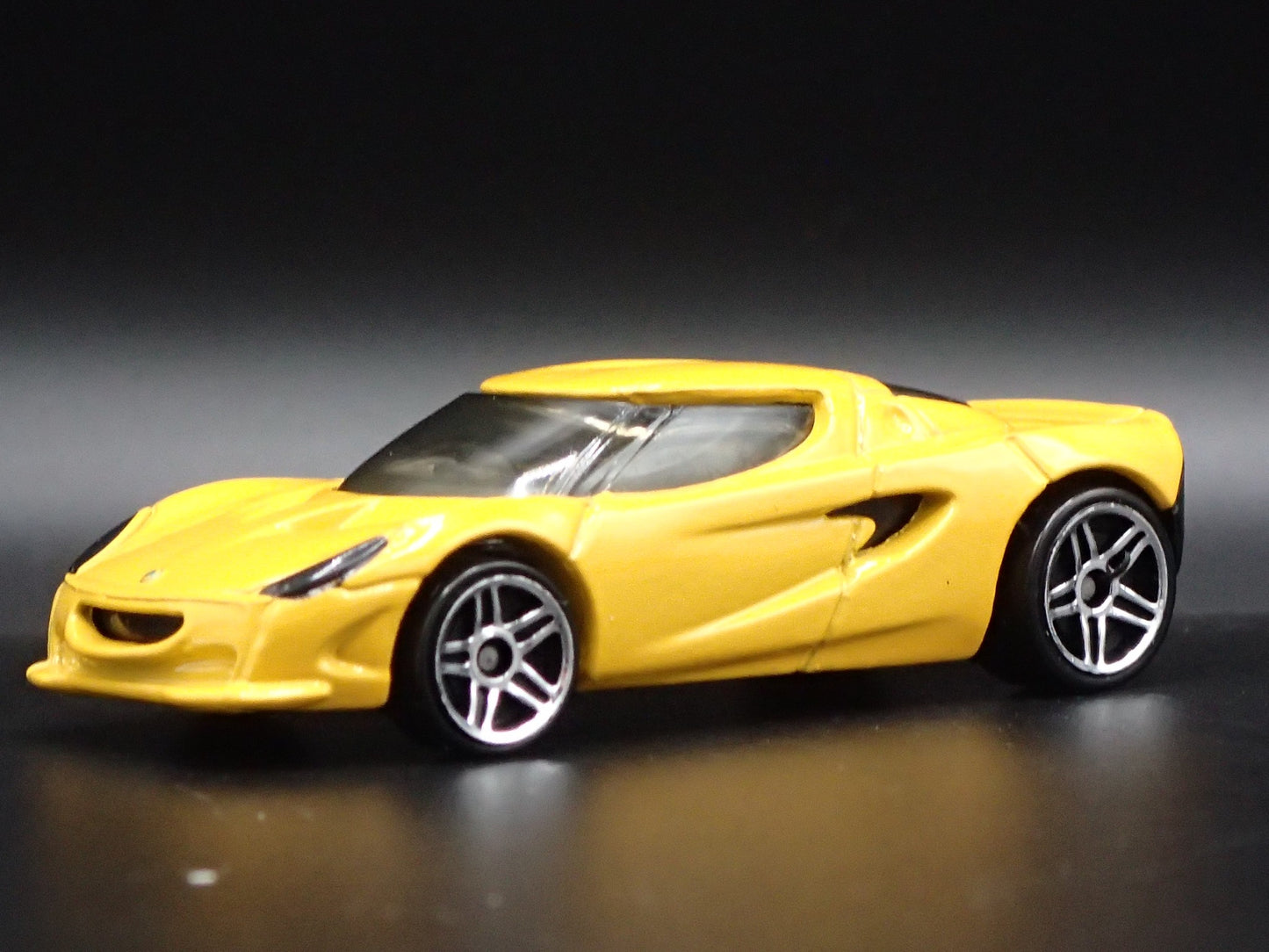 2000 00 LOTUS M250 CONCEPT CAR YELLOW 1/64 SCALE DIORAMA DIECAST MODEL CAR