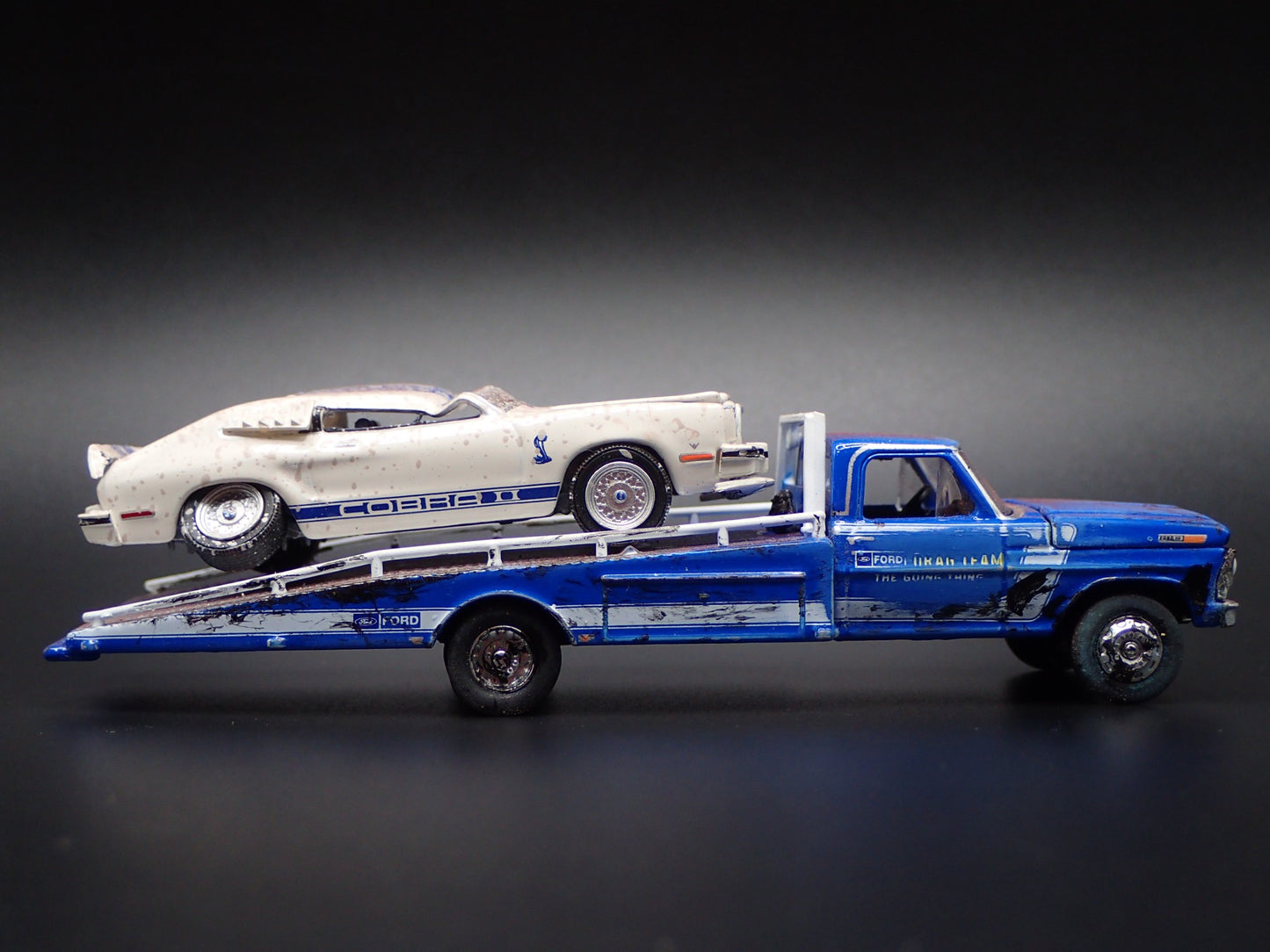 1969 FORD F350 RAMP TOW TRUCK FLATBED w 1976 MUSTANG BARN FIND 1:64 DIECAST CAR