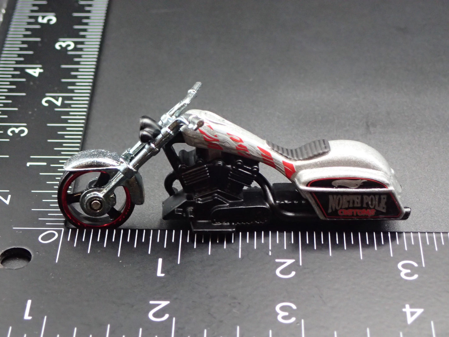 BAD BAGGER MOTORCYCLE SILVER HOT WHEELS 1:64 HW SCALE DIORAMA DIECAST MODEL CAR