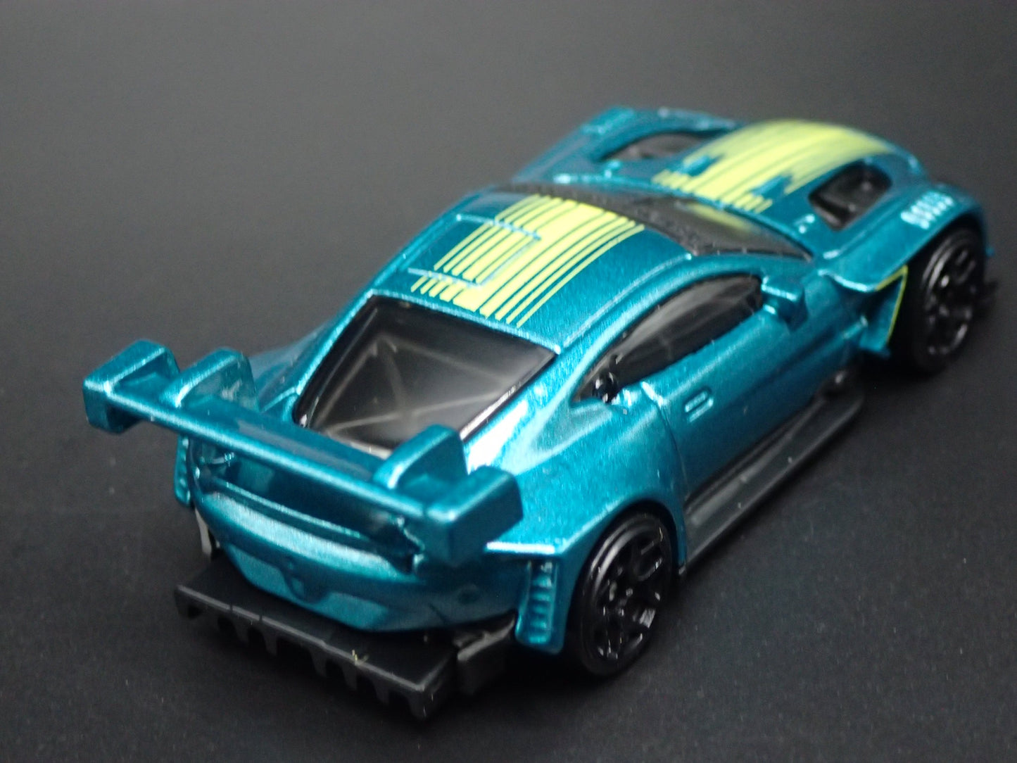 ASTON MARTIN VANTAGE GT3 RACING RACE TEAM 1/64 SCALE DIORAMA DIECAST MODEL CAR