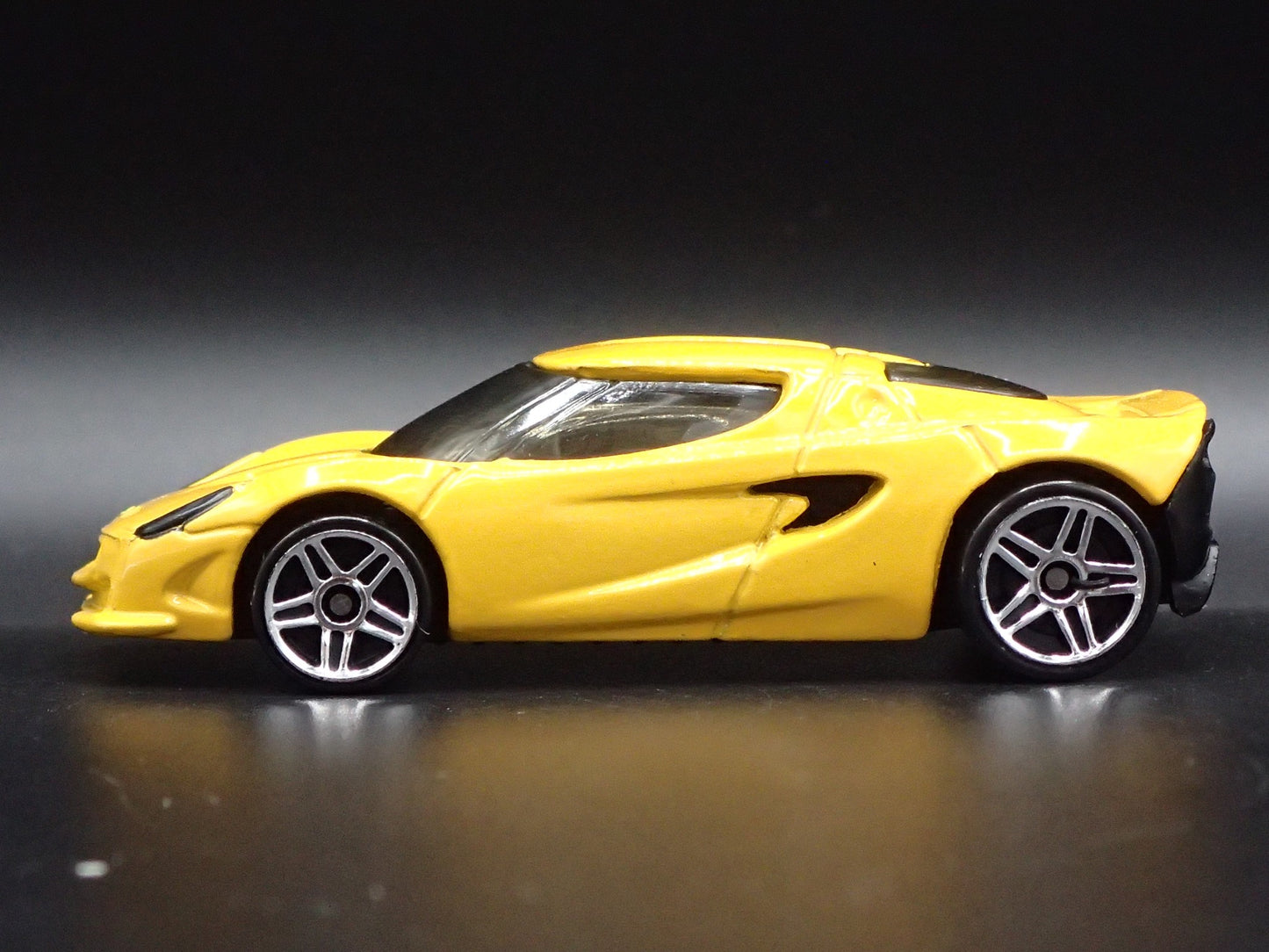 2000 00 LOTUS M250 CONCEPT CAR YELLOW 1/64 SCALE DIORAMA DIECAST MODEL CAR