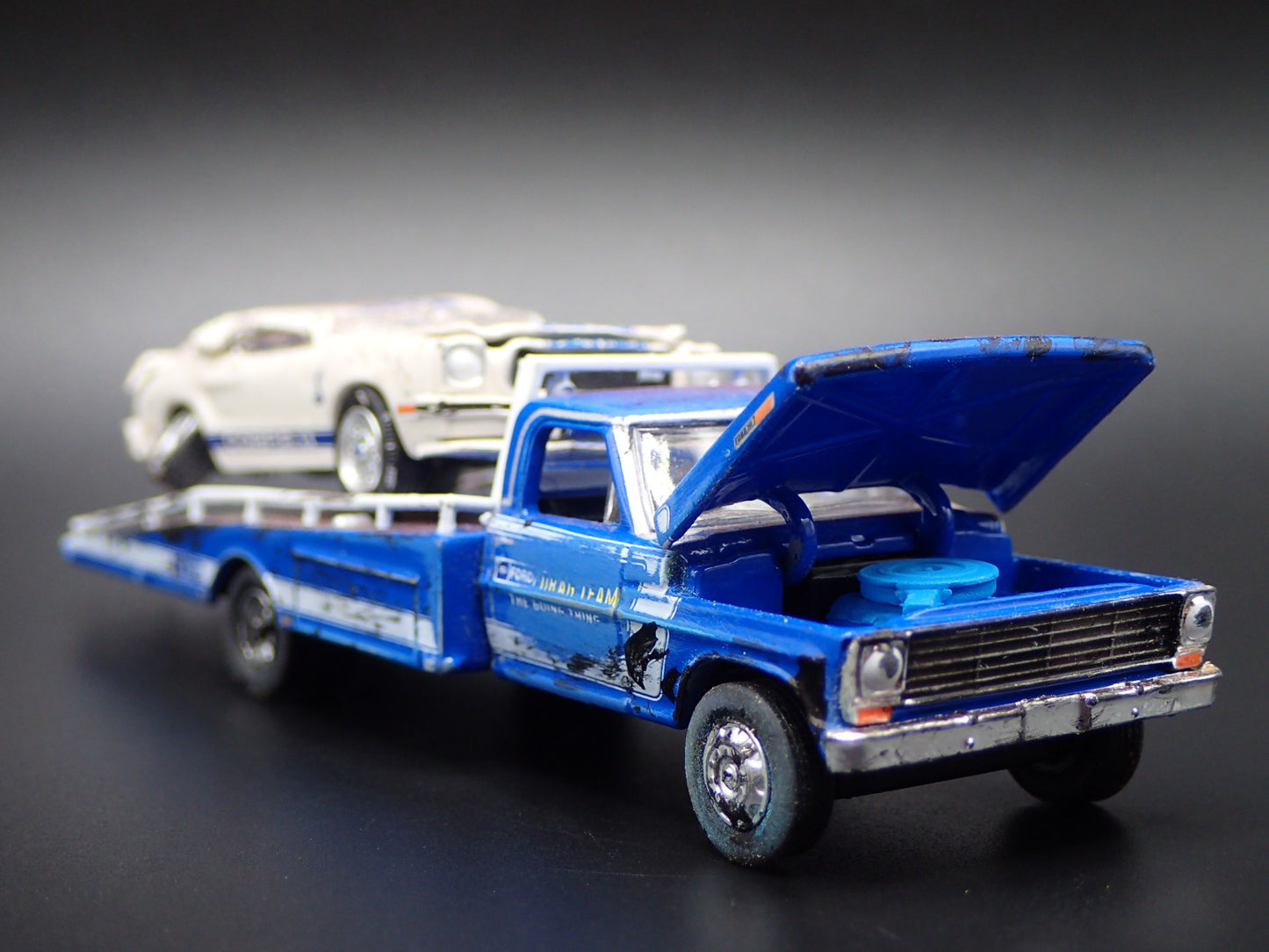 1969 FORD F350 RAMP TOW TRUCK FLATBED w 1976 MUSTANG BARN FIND 1:64 DIECAST CAR