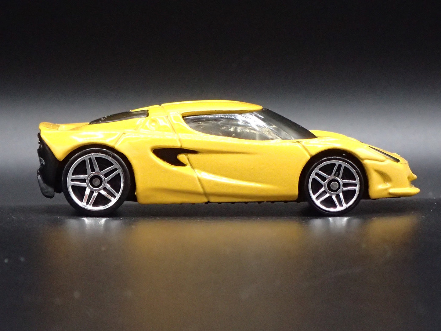 2000 00 LOTUS M250 CONCEPT CAR YELLOW 1/64 SCALE DIORAMA DIECAST MODEL CAR