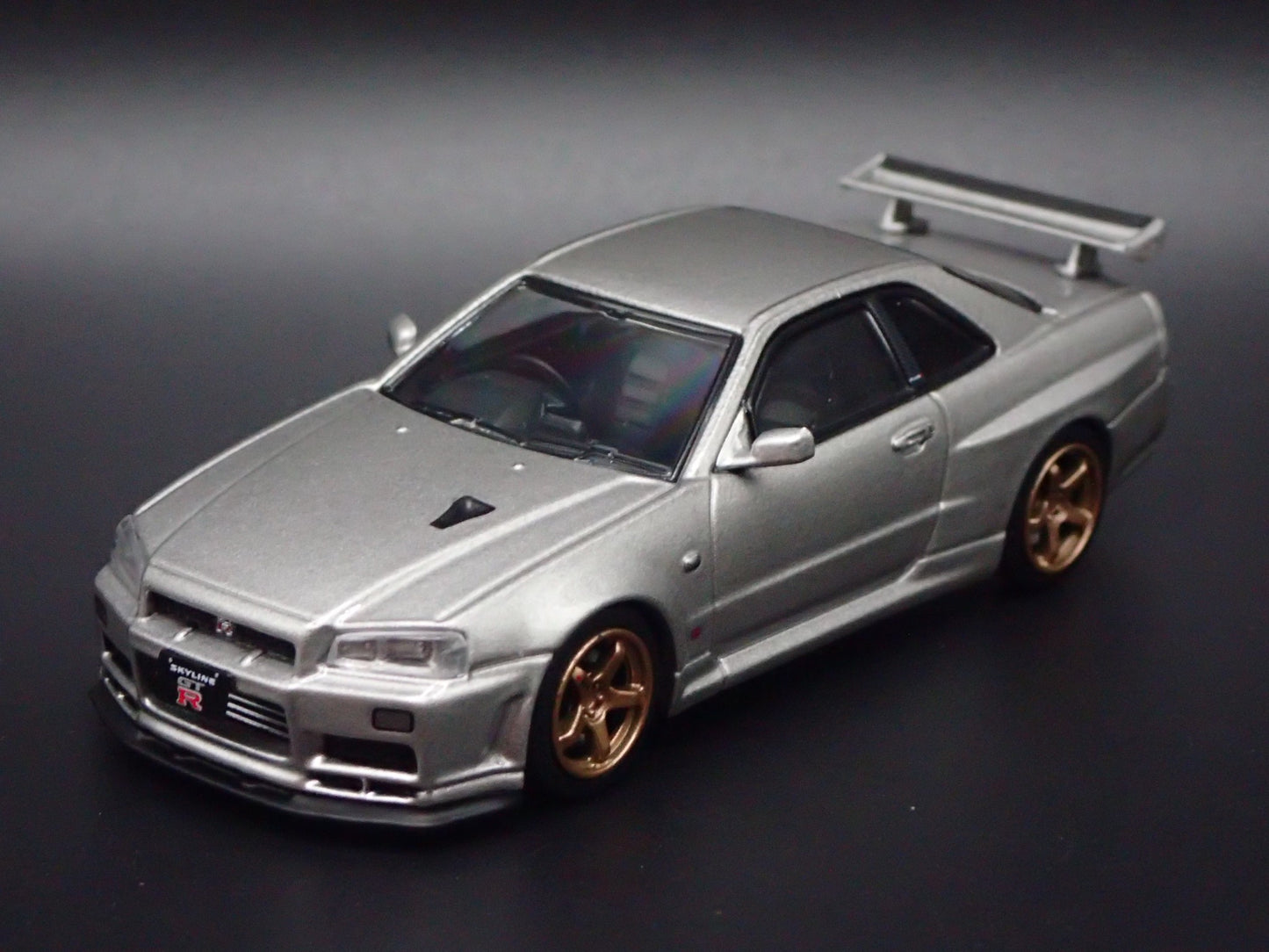 1999-2002 NISSAN SKYLINE GTR R34 VSPEC II 1:64 SCALE DIORAMA DIECAST MODEL CAR