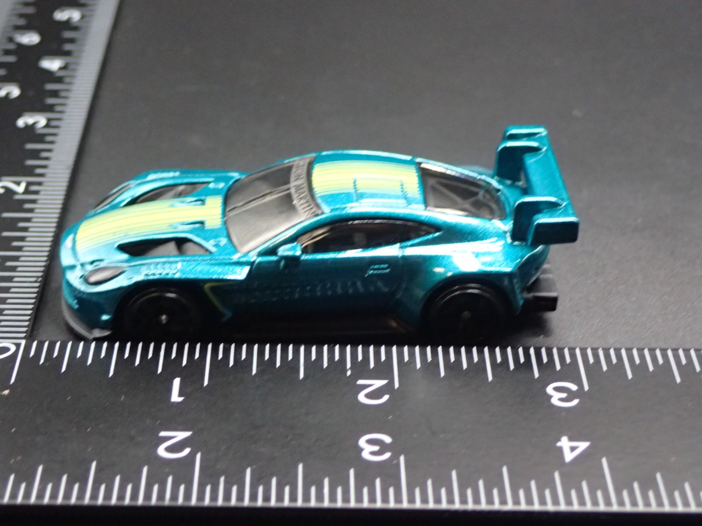 ASTON MARTIN VANTAGE GT3 RACING RACE TEAM 1/64 SCALE DIORAMA DIECAST MODEL CAR