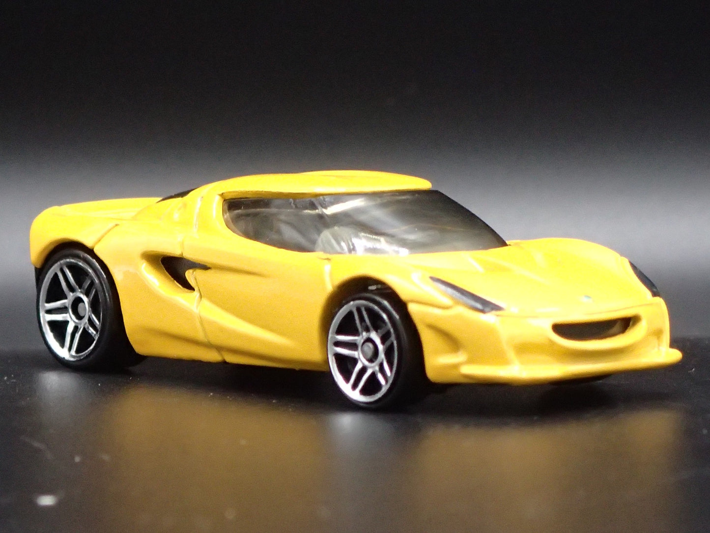 2000 00 LOTUS M250 CONCEPT CAR YELLOW 1/64 SCALE DIORAMA DIECAST MODEL CAR