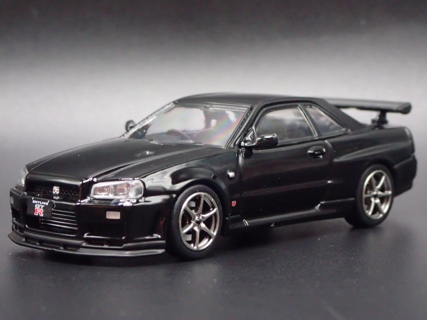 1999-2002 NISSAN SKYLINE GTR R34 VSPEC II 1:64 SCALE DIORAMA DIECAST MODEL CAR