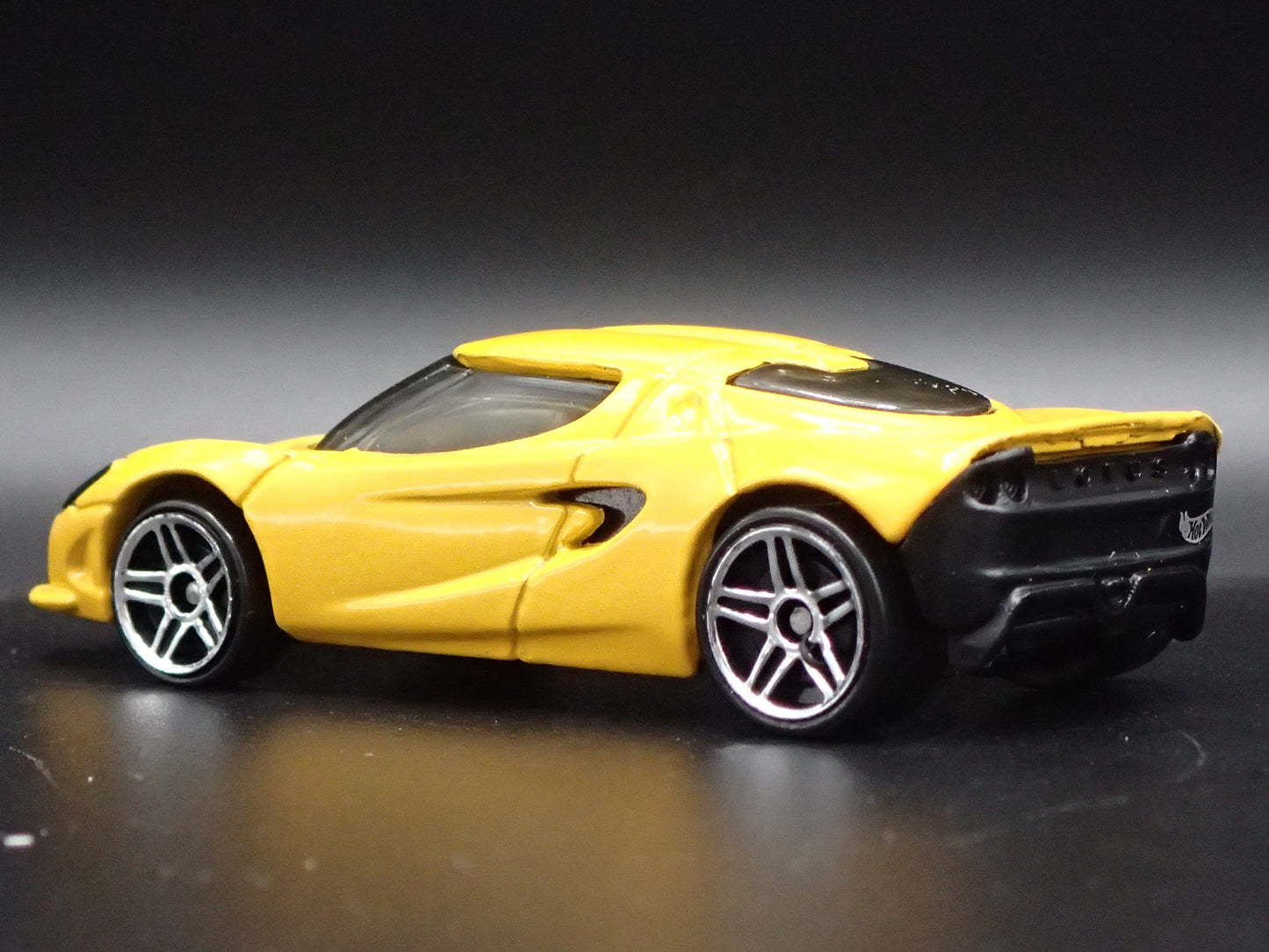 2000 00 LOTUS M250 CONCEPT CAR YELLOW 1/64 SCALE DIORAMA DIECAST MODEL CAR