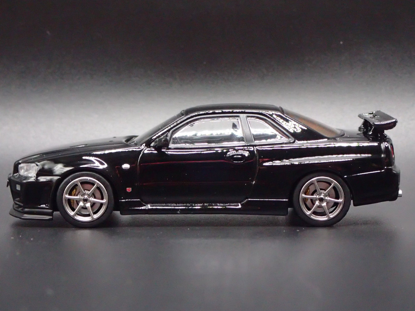 1999-2002 NISSAN SKYLINE GTR R34 VSPEC II 1:64 SCALE DIORAMA DIECAST MODEL CAR
