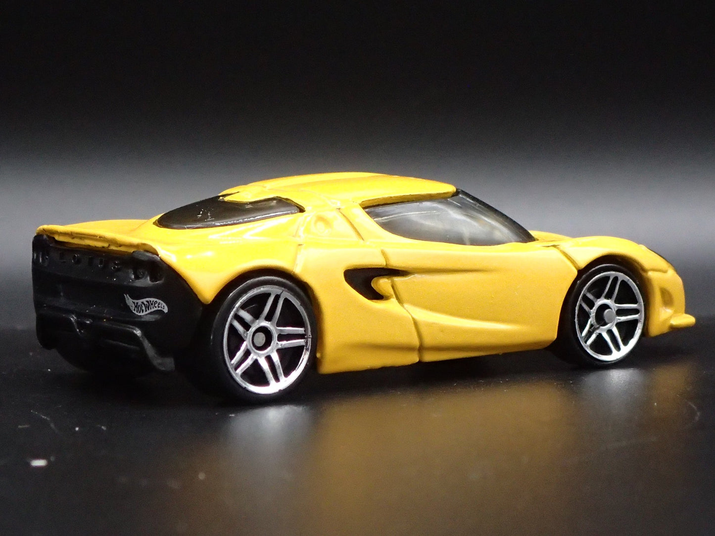 2000 00 LOTUS M250 CONCEPT CAR YELLOW 1/64 SCALE DIORAMA DIECAST MODEL CAR