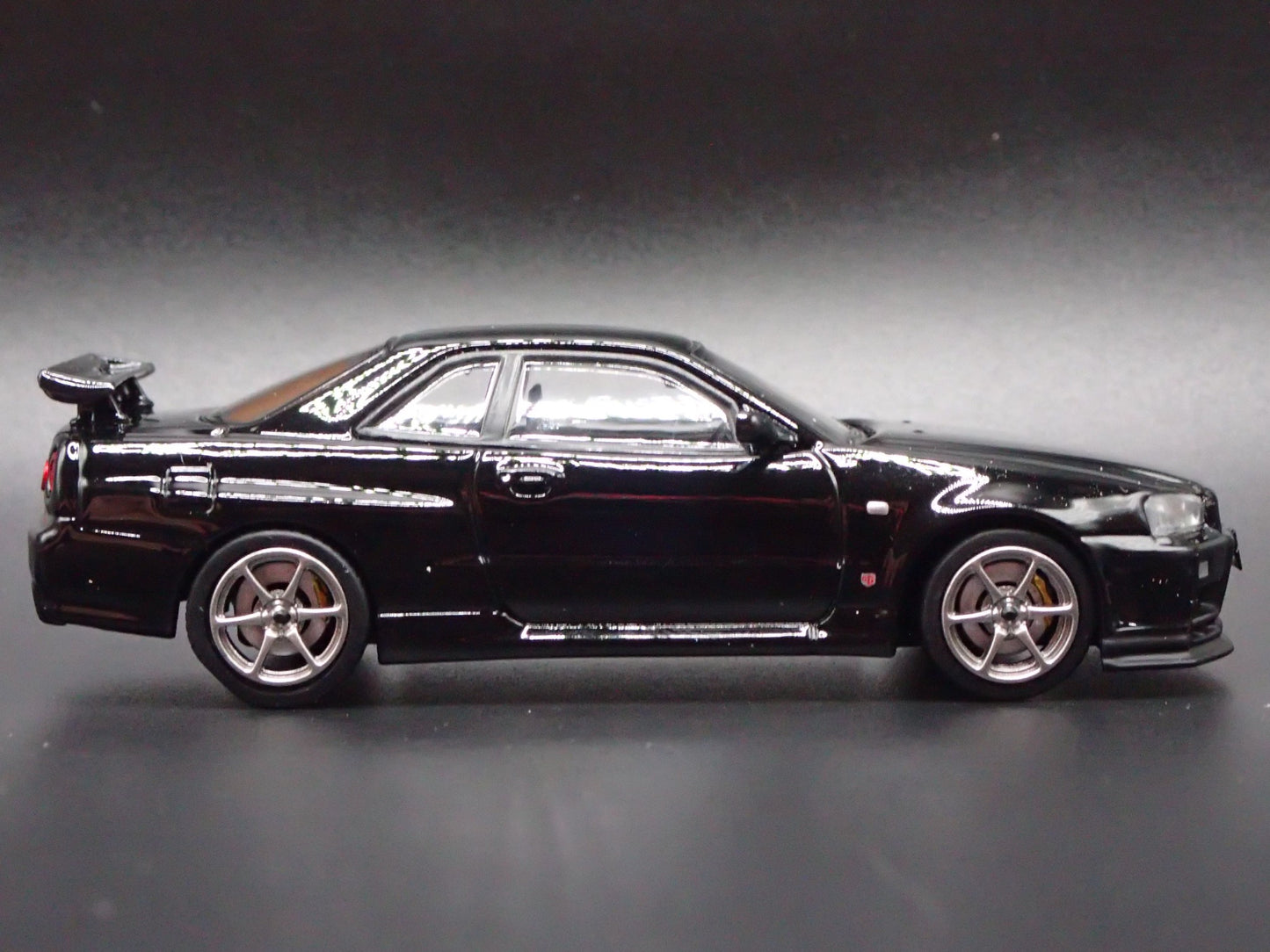 1999-2002 NISSAN SKYLINE GTR R34 VSPEC II 1:64 SCALE DIORAMA DIECAST MODEL CAR