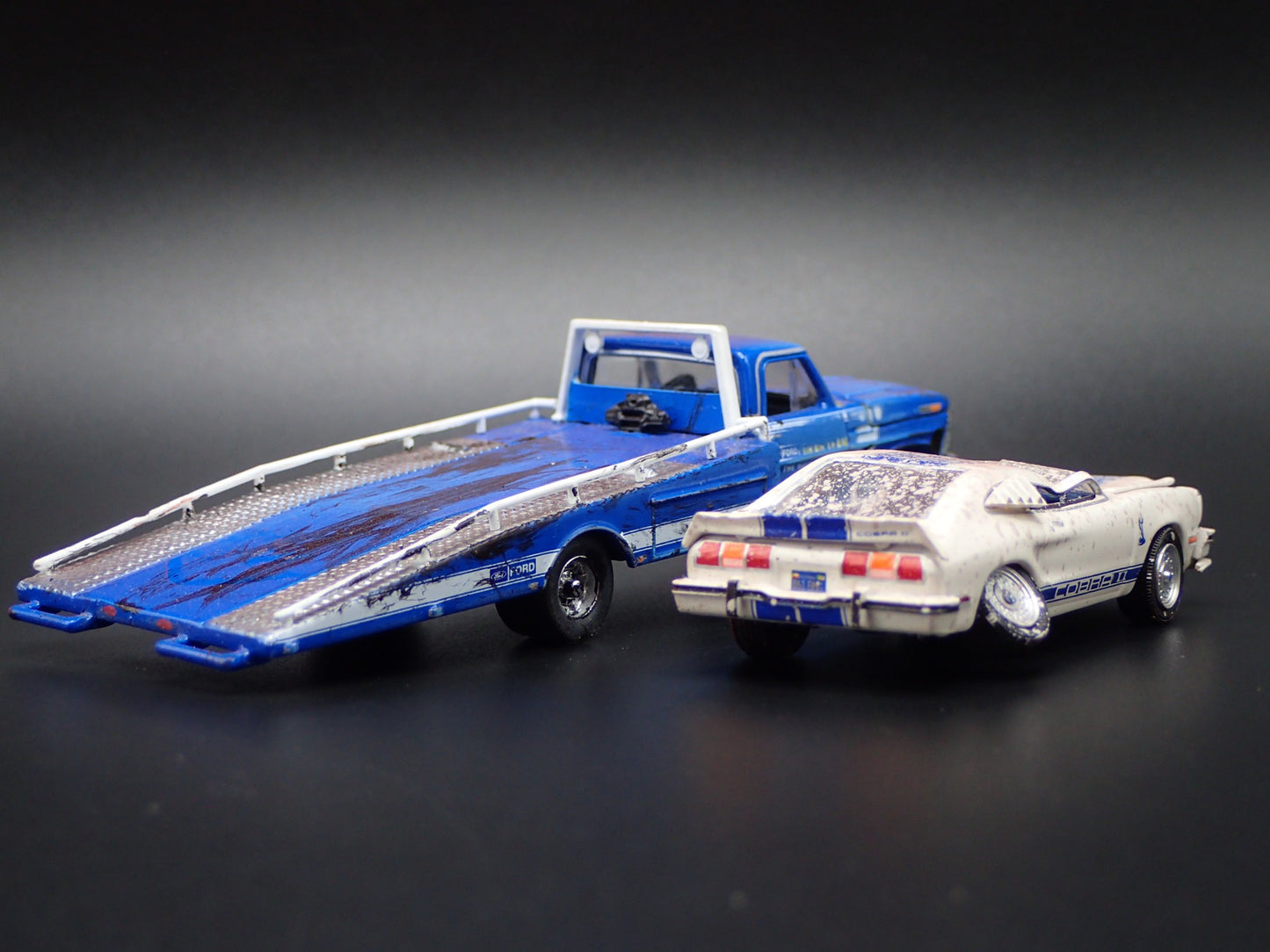 1969 FORD F350 RAMP TOW TRUCK FLATBED w 1976 MUSTANG BARN FIND 1:64 DIECAST CAR