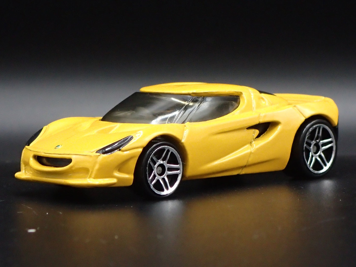 2000 00 LOTUS M250 CONCEPT CAR YELLOW 1/64 SCALE DIORAMA DIECAST MODEL CAR