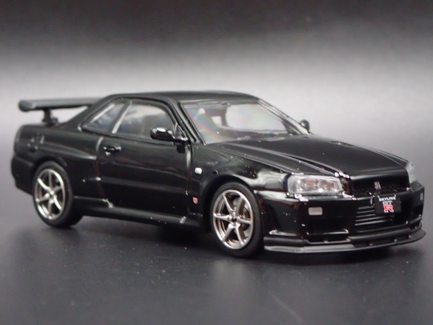1999-2002 NISSAN SKYLINE GTR R34 VSPEC II 1:64 SCALE DIORAMA DIECAST MODEL CAR