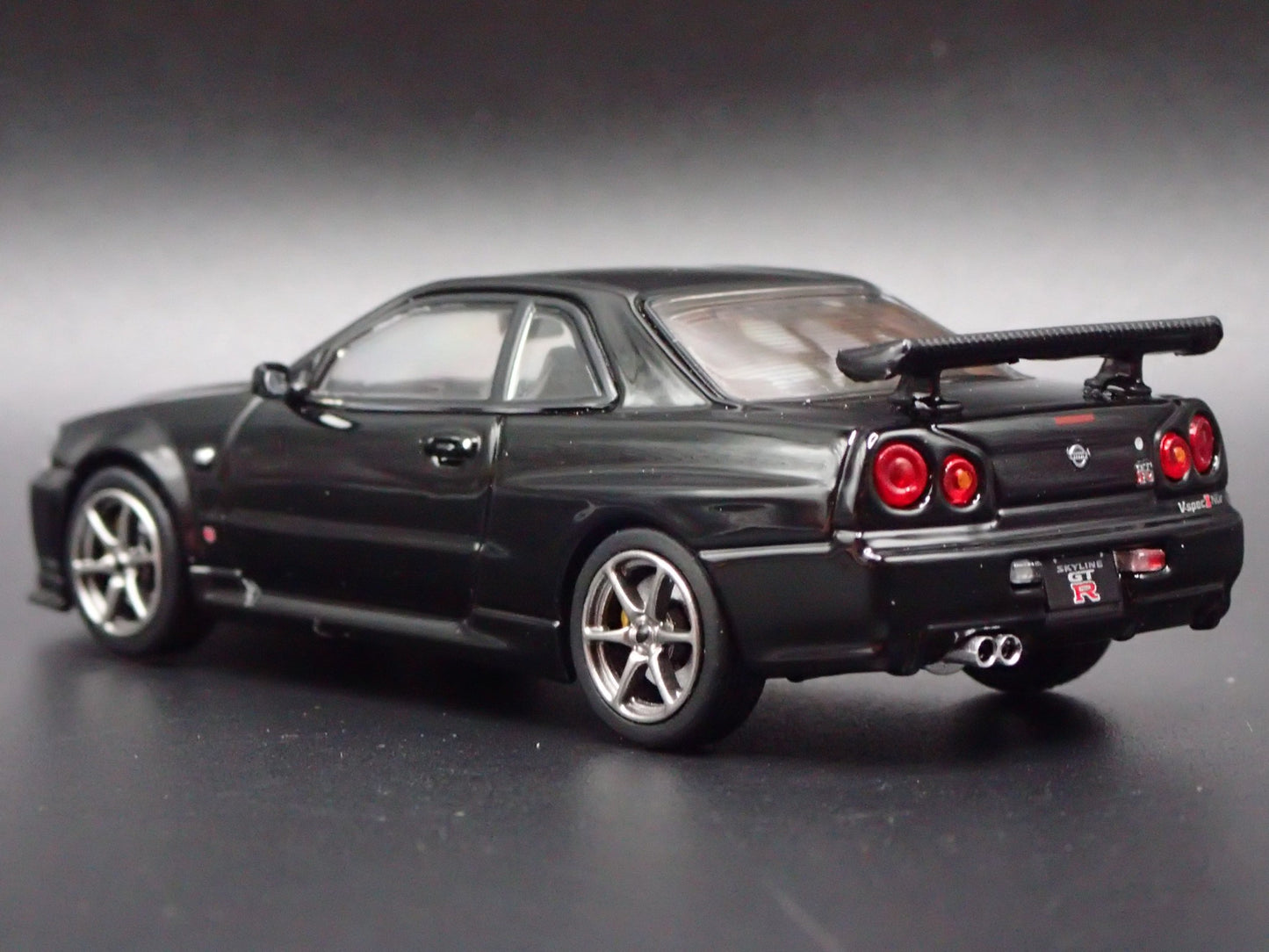 1999-2002 NISSAN SKYLINE GTR R34 VSPEC II 1:64 SCALE DIORAMA DIECAST MODEL CAR