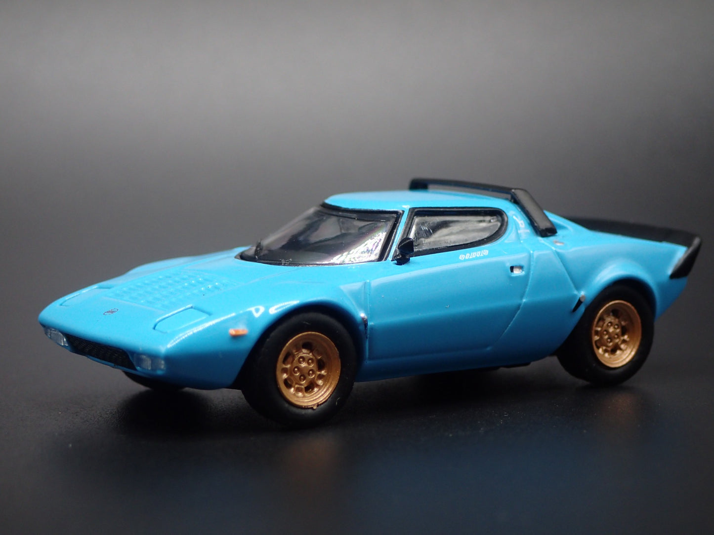 1973-1978 LANCIA STRATOS HF STRADALE BLUE 1:64 SCALE DIORAMA DIECAST MODEL CAR