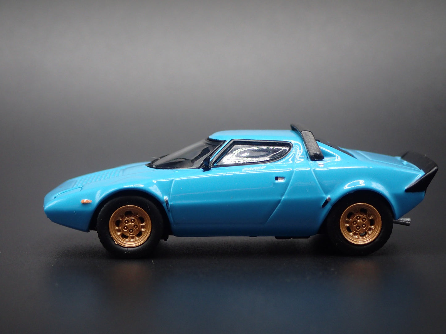 1973-1978 LANCIA STRATOS HF STRADALE BLUE 1:64 SCALE DIORAMA DIECAST MODEL CAR