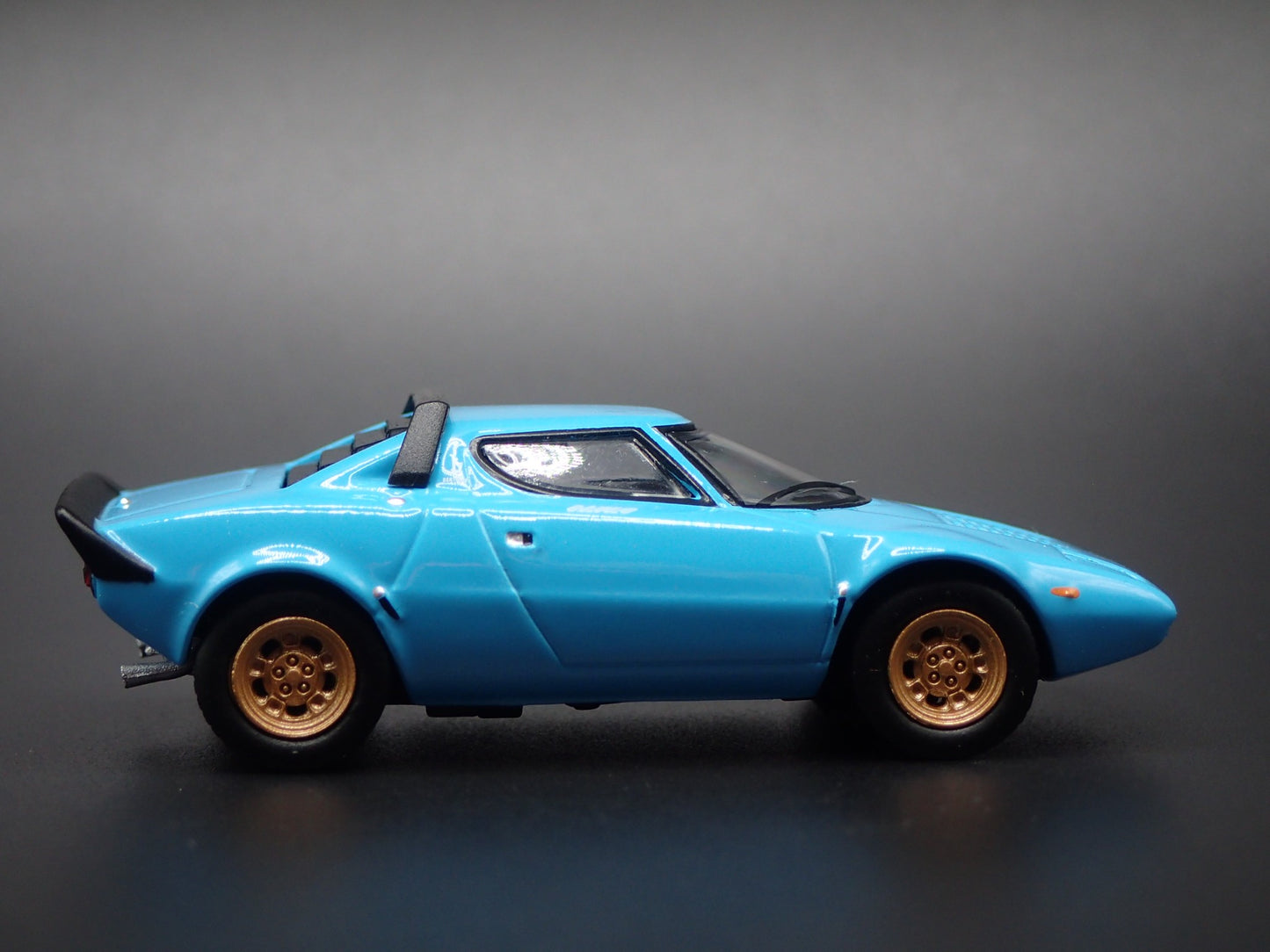 1973-1978 LANCIA STRATOS HF STRADALE BLUE 1:64 SCALE DIORAMA DIECAST MODEL CAR