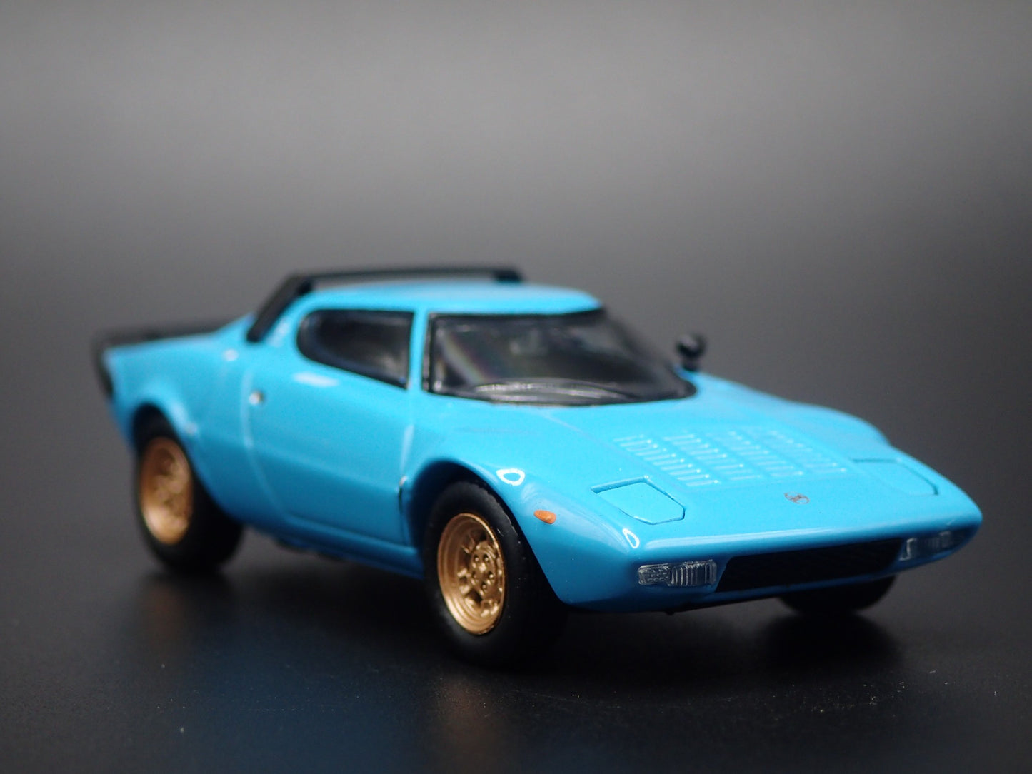 1973-1978 LANCIA STRATOS HF STRADALE BLUE 1:64 SCALE DIORAMA DIECAST MODEL CAR