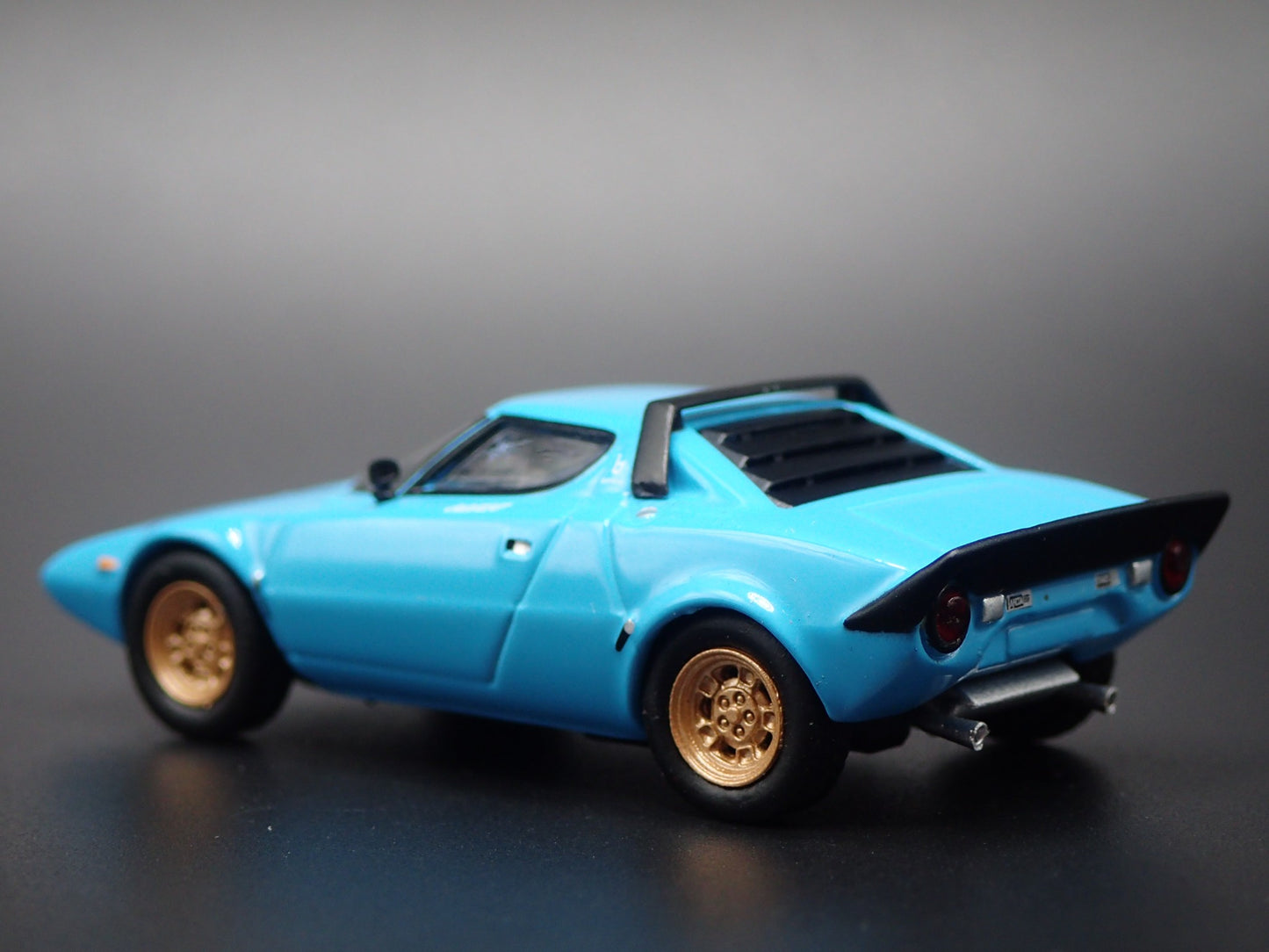 1973-1978 LANCIA STRATOS HF STRADALE BLUE 1:64 SCALE DIORAMA DIECAST MODEL CAR
