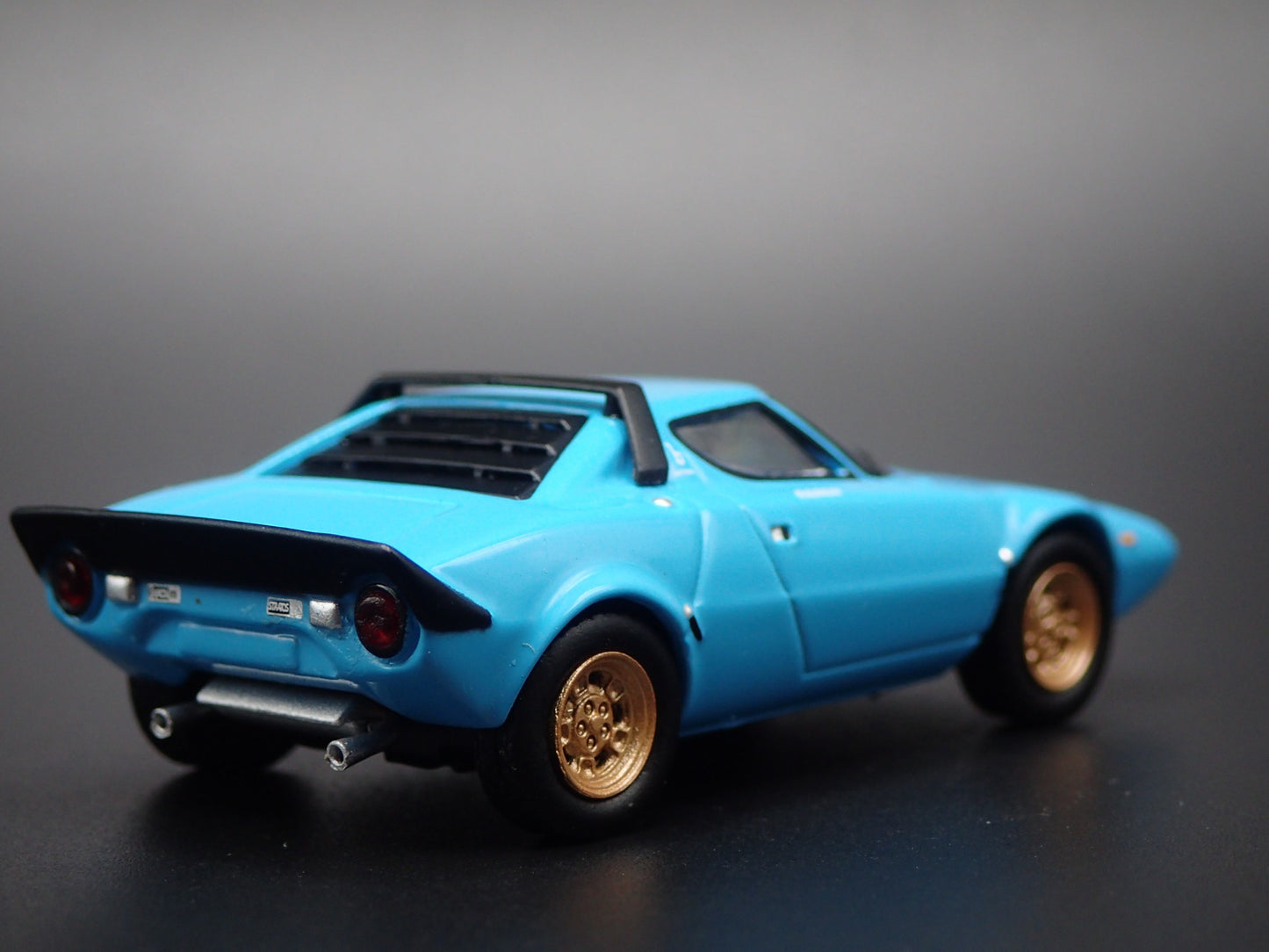 1973-1978 LANCIA STRATOS HF STRADALE BLUE 1:64 SCALE DIORAMA DIECAST MODEL CAR