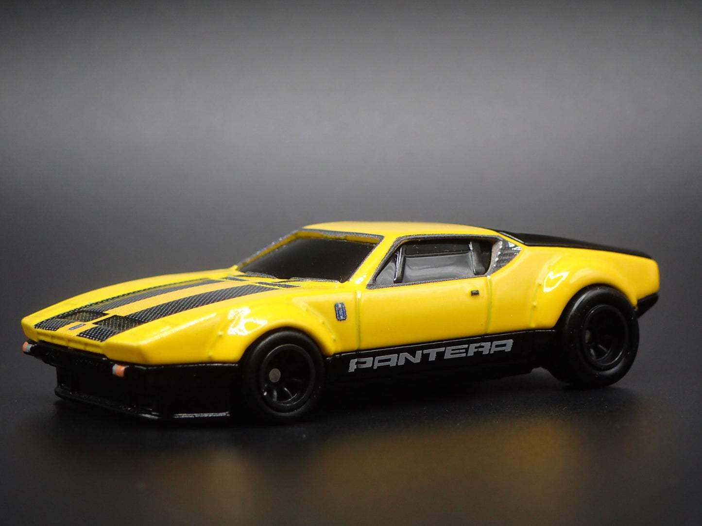DE TOMASO PANTERA GRUPPO 4 1:64 SCALE COLLECTIBLE DIORAMA DIECAST MODEL CAR