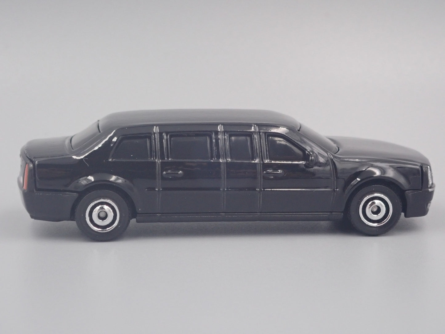 CADILLAC ONE PRESIDENTIAL LIMOUSINE RARE  1:64 COLLECTIBLE DIECAST MODEL CAR