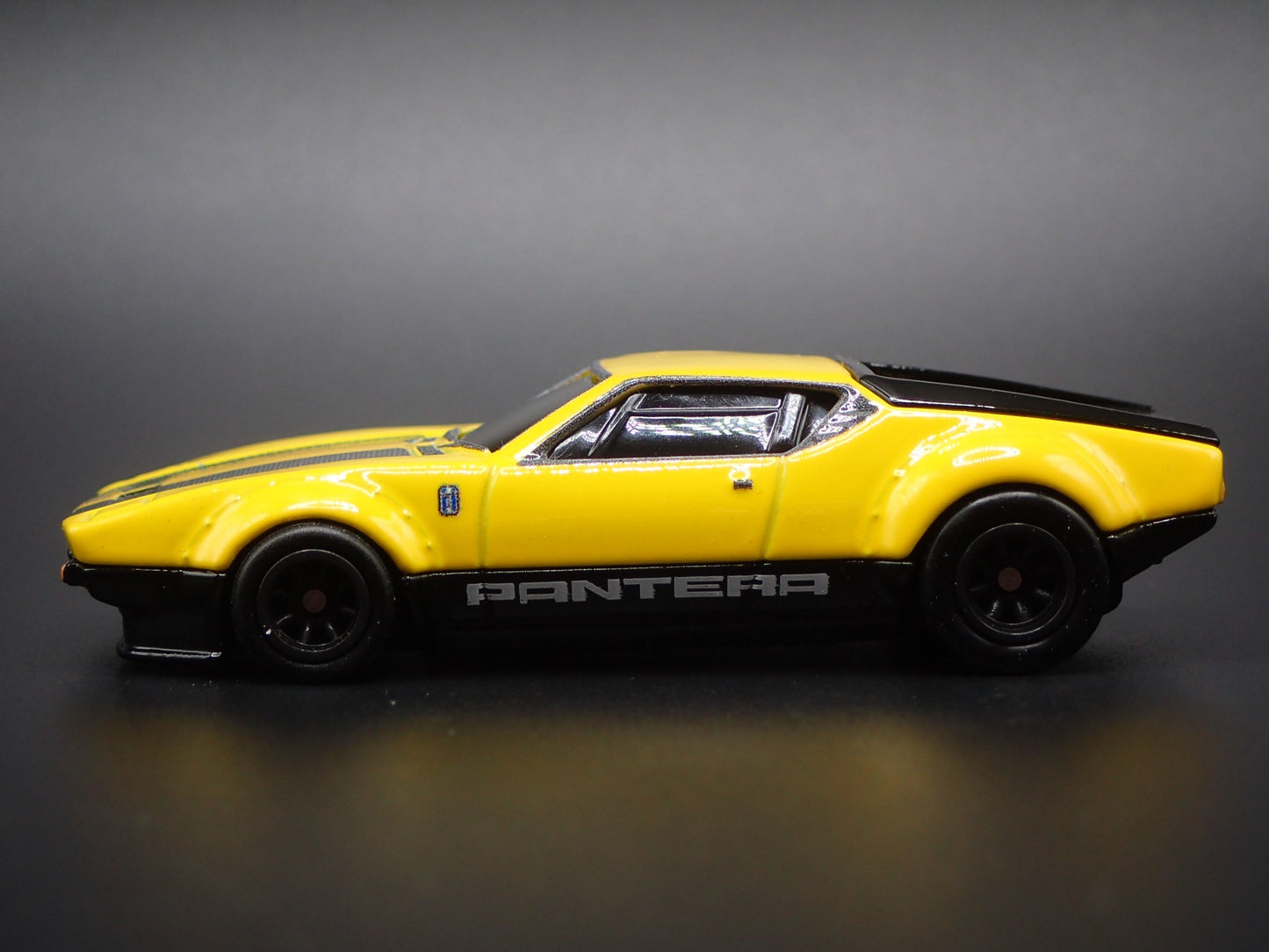 DE TOMASO PANTERA GRUPPO 4 1:64 SCALE COLLECTIBLE DIORAMA DIECAST MODEL CAR