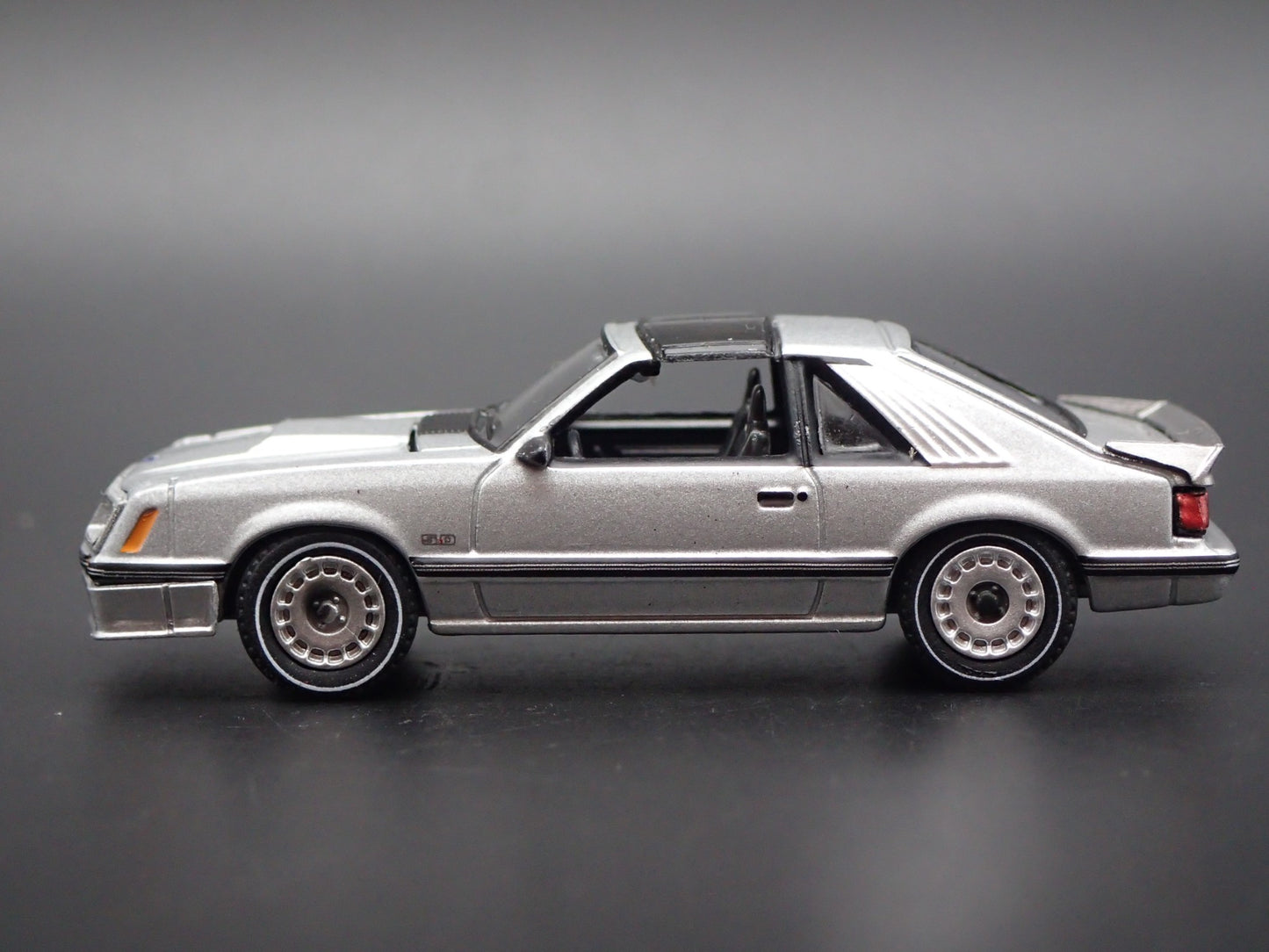 1982 82 FORD MUSTANG GT FOX BODY SILVER 1:64 SCALE COLLECTIBLE DIECAST MODEL CAR
