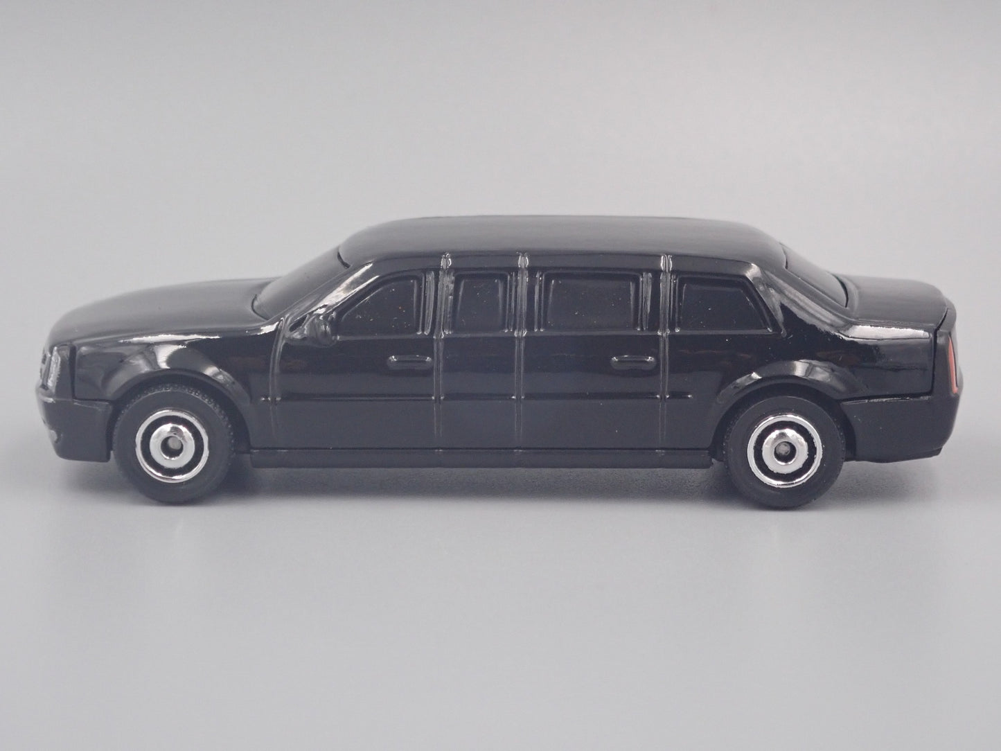 CADILLAC ONE PRESIDENTIAL LIMOUSINE RARE  1:64 COLLECTIBLE DIECAST MODEL CAR
