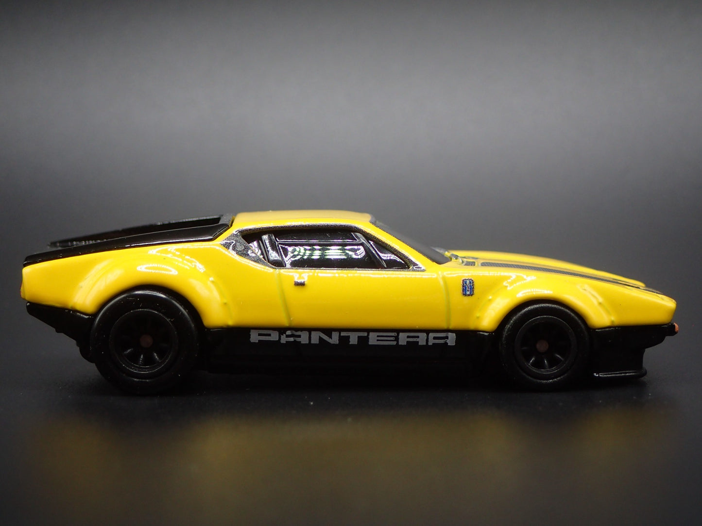 DE TOMASO PANTERA GRUPPO 4 1:64 SCALE COLLECTIBLE DIORAMA DIECAST MODEL CAR