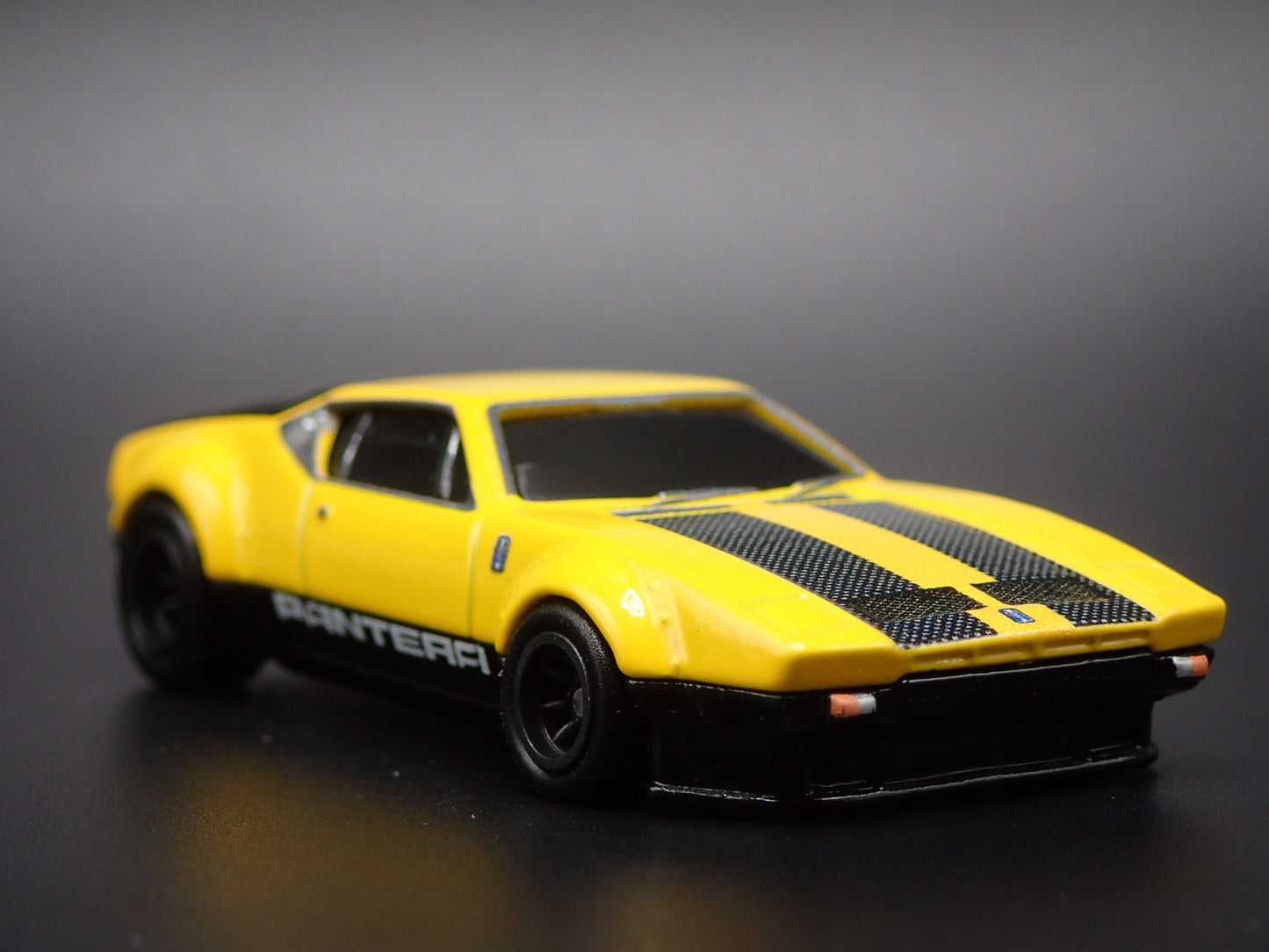 DE TOMASO PANTERA GRUPPO 4 1:64 SCALE COLLECTIBLE DIORAMA DIECAST MODEL CAR